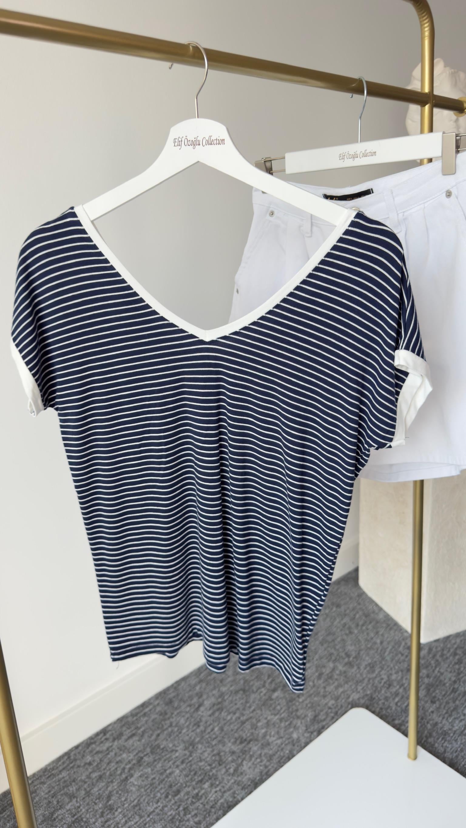 Yaka Beyaz Geçişli Ön Arka V Çizgli Tshirt