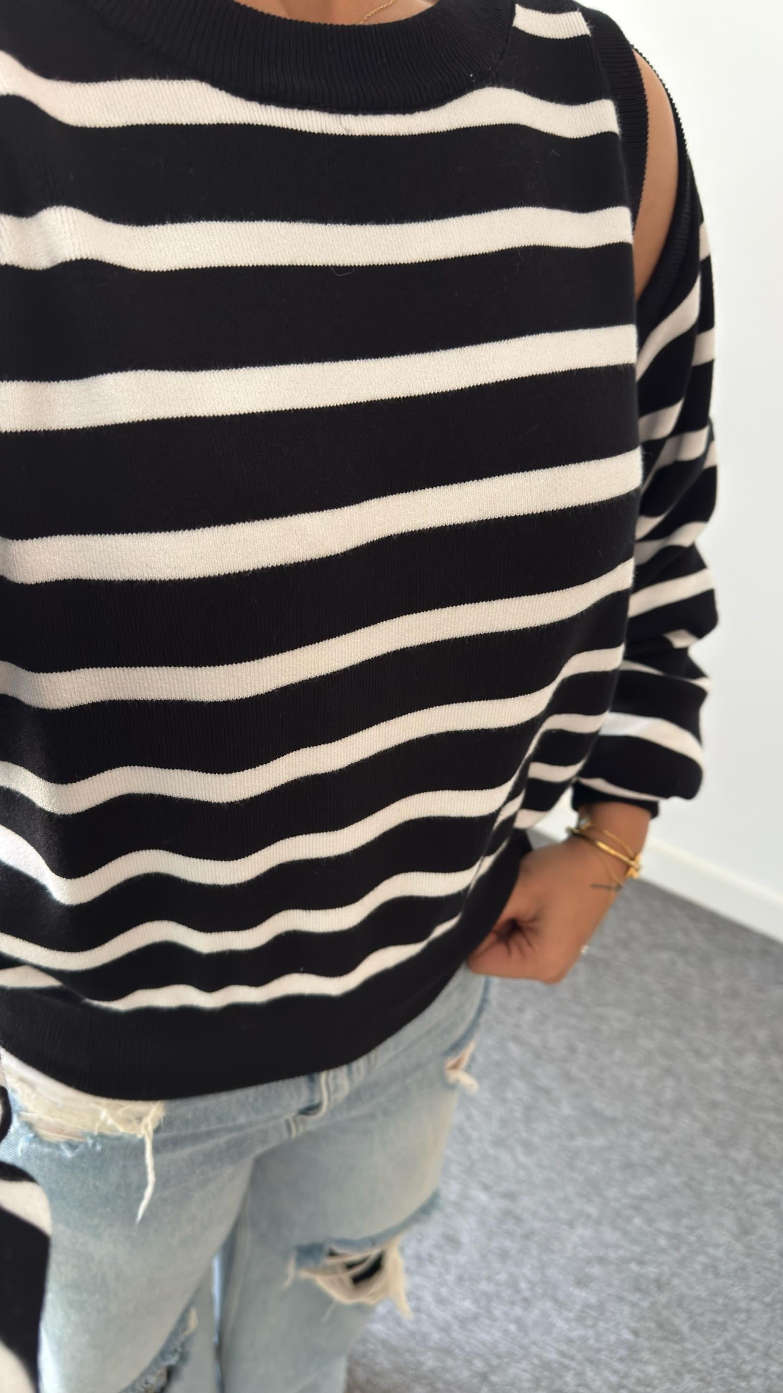 Siyah Beyaz Çizgili Pencere Detaylı Kazak