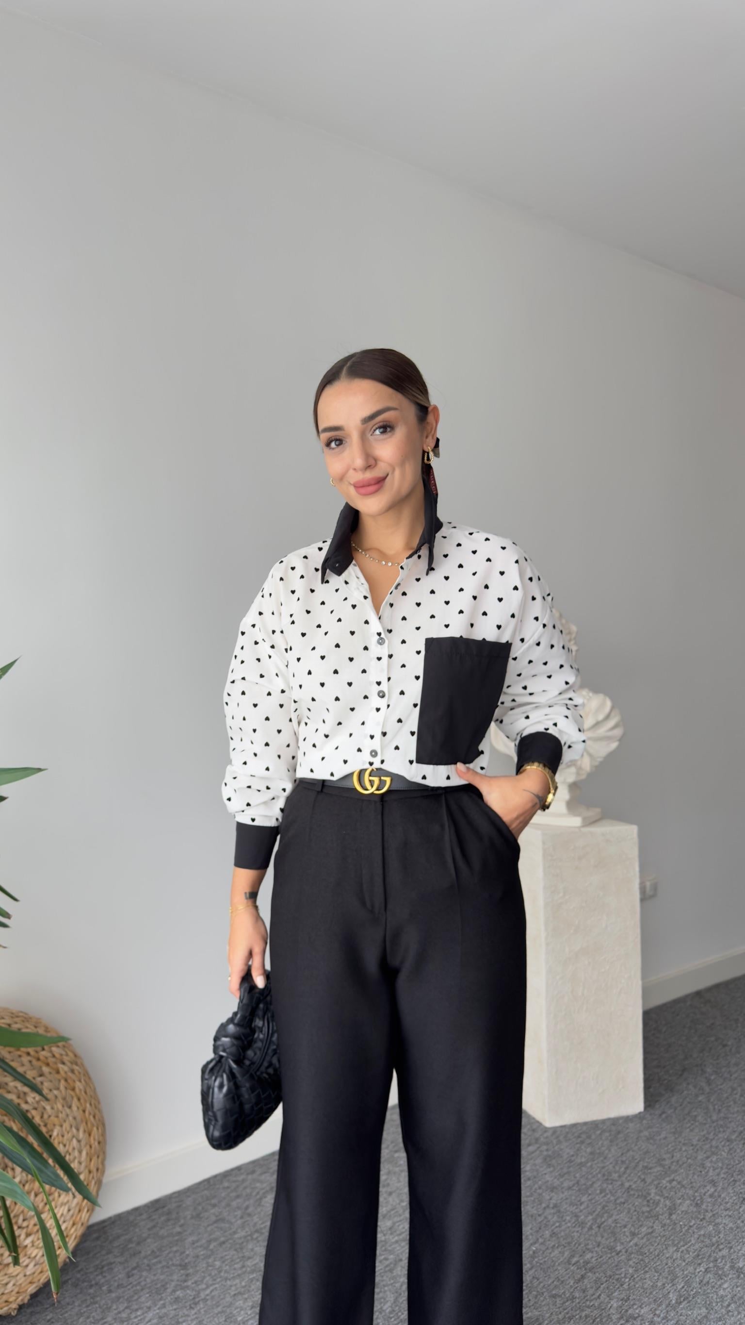 Siyah Cep Detaylı Kalpli Beyaz Gömlek
