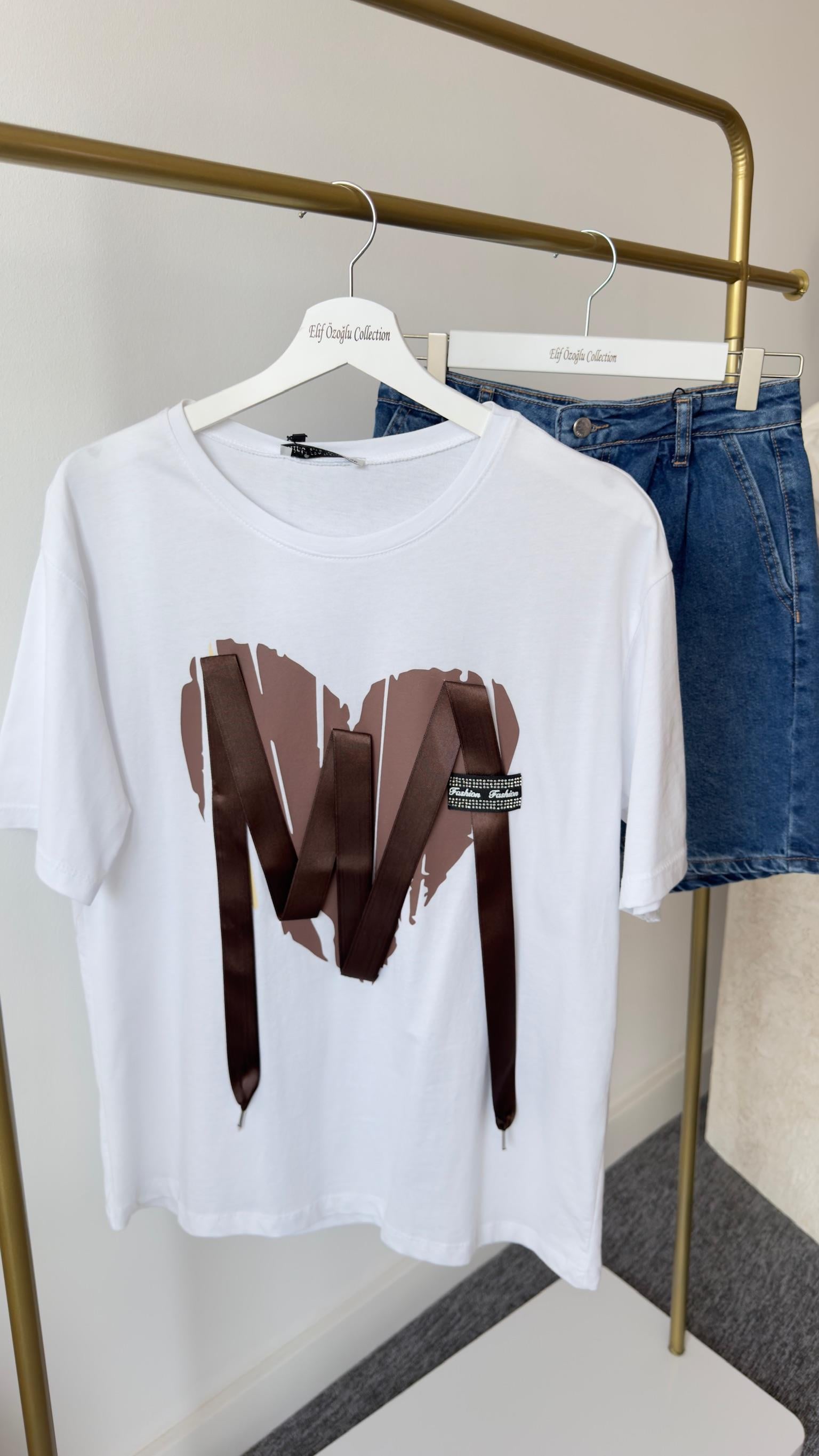 Kalp Üzeri Aksesuarlı Beyaz Tshirt