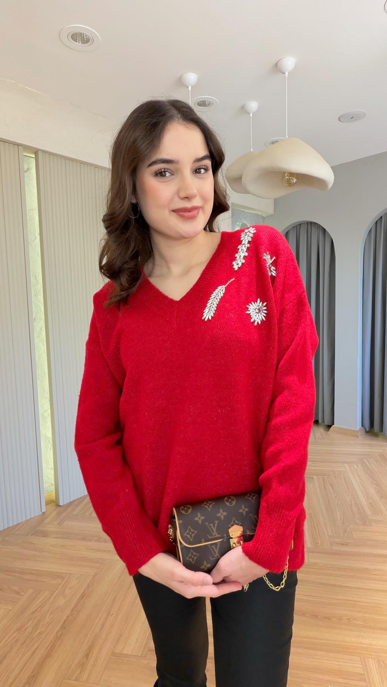 Kırmızı Taş Detaylı V Yaka Kazak