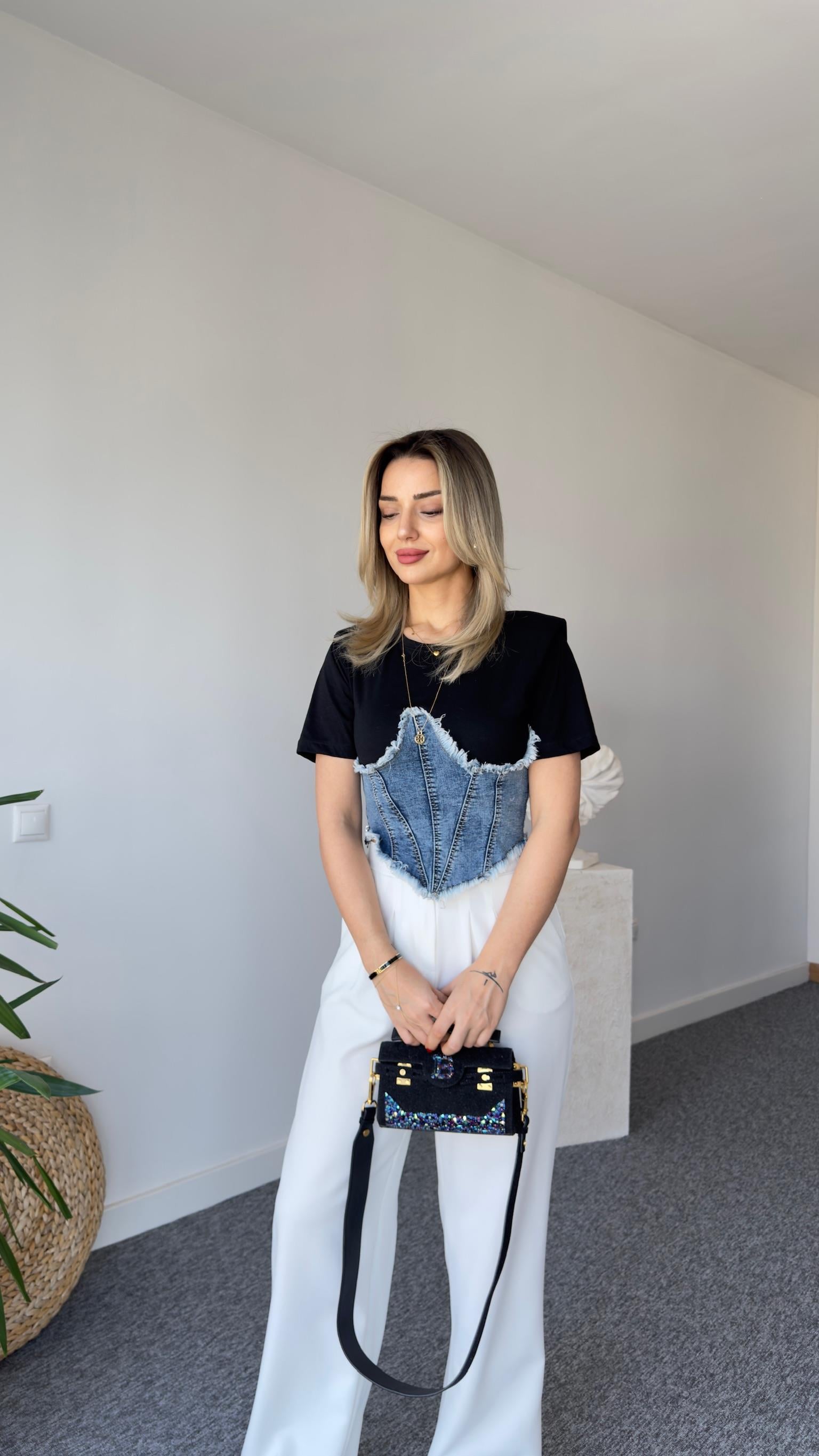 Sone Kot Detaylı Siyah Tshirt