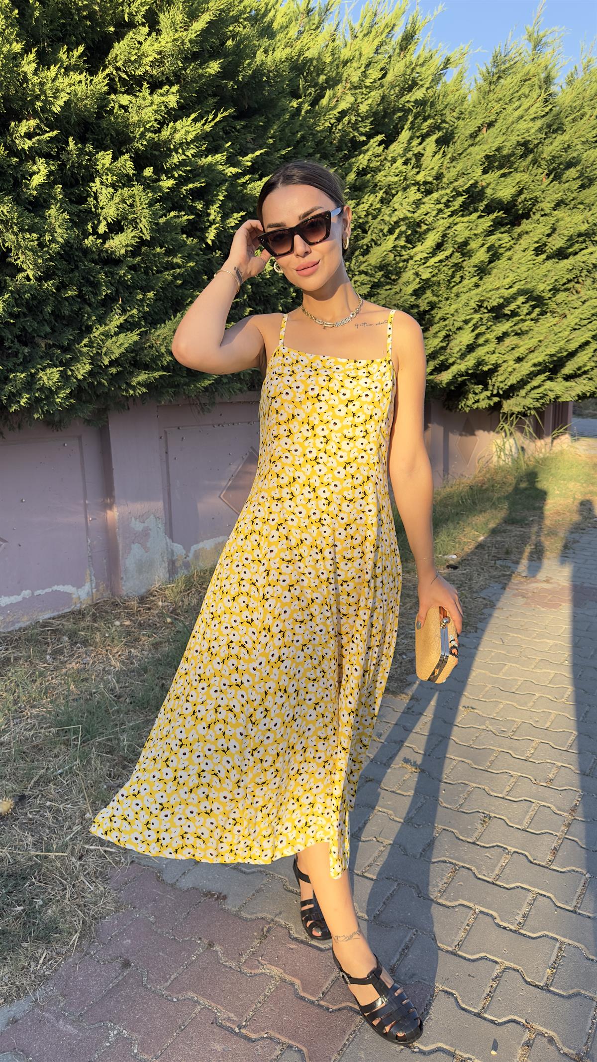 Çiçek Desen Askılı Sarı Elbise 