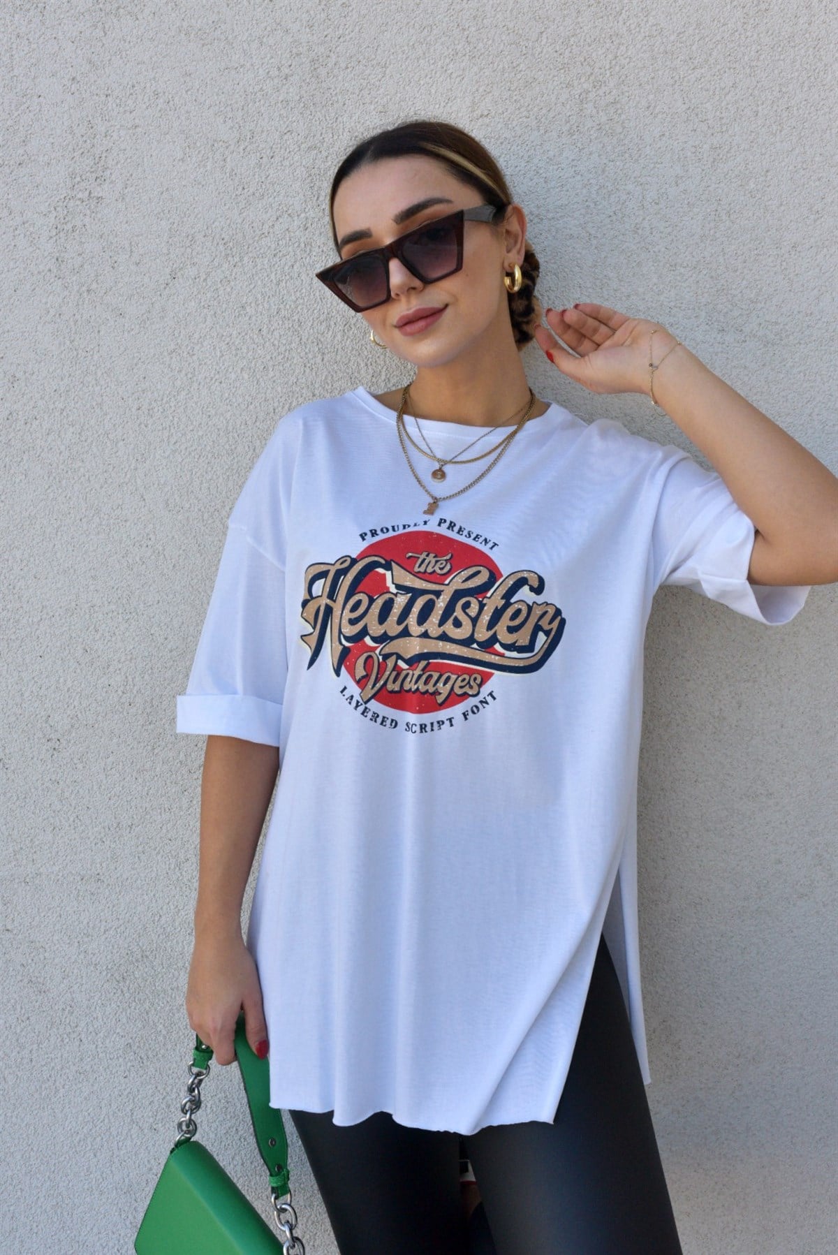 Yanları Yırtmaçlı Beyaz Baskılı Tshirt