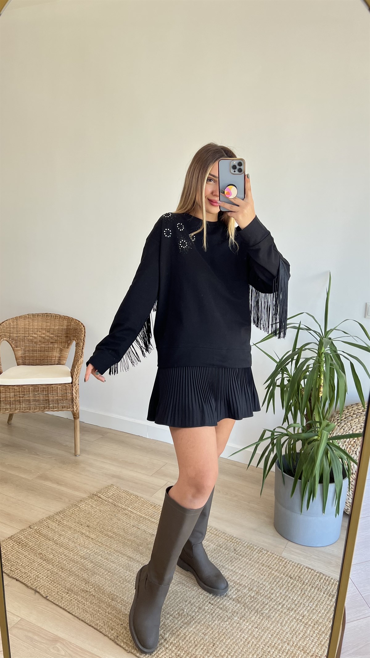 Sırtı Püskül Detaylı Siyah Tasarım Sweat