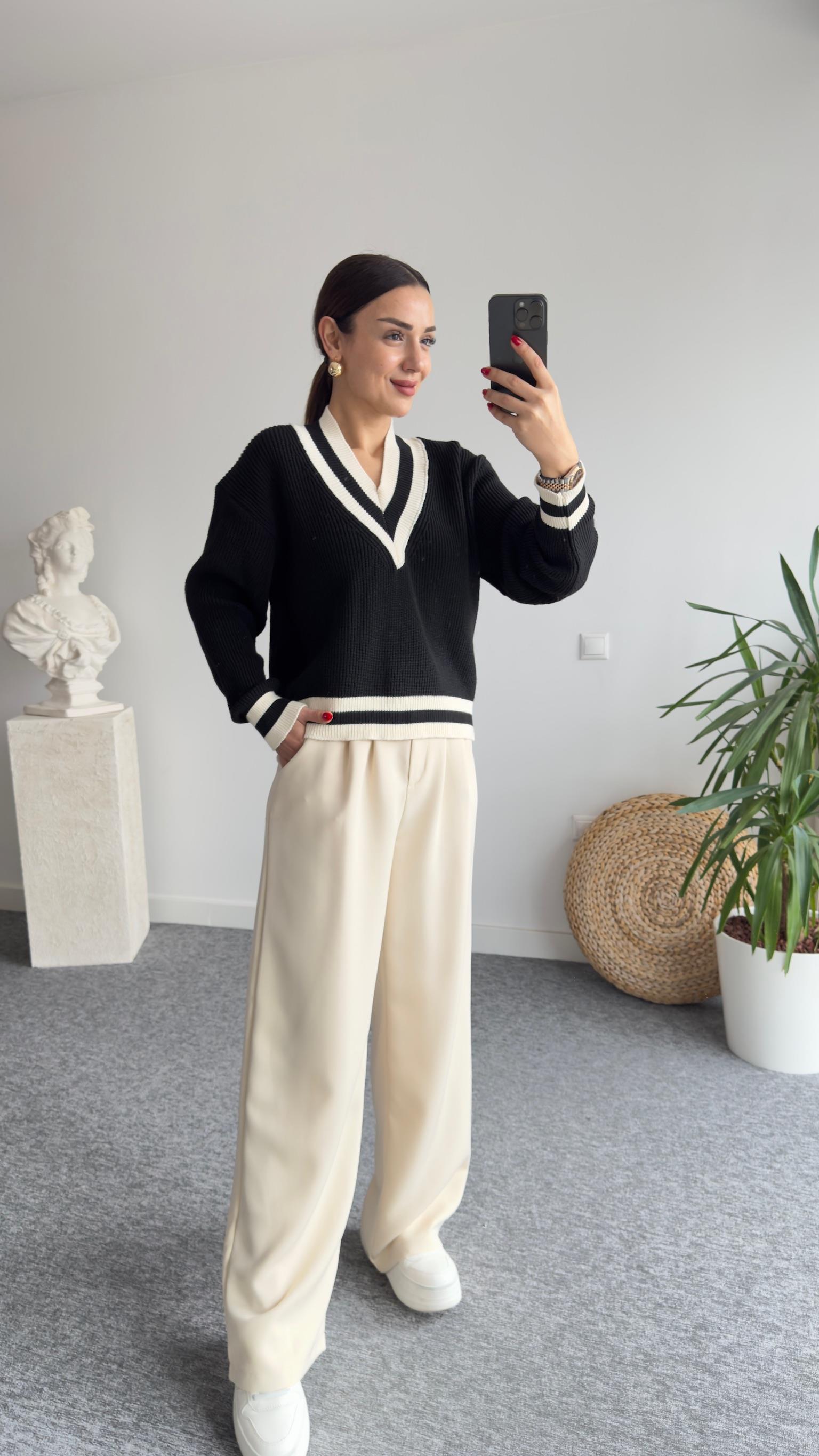 Beyaz Şerit Detaylı V Yaka Kazak