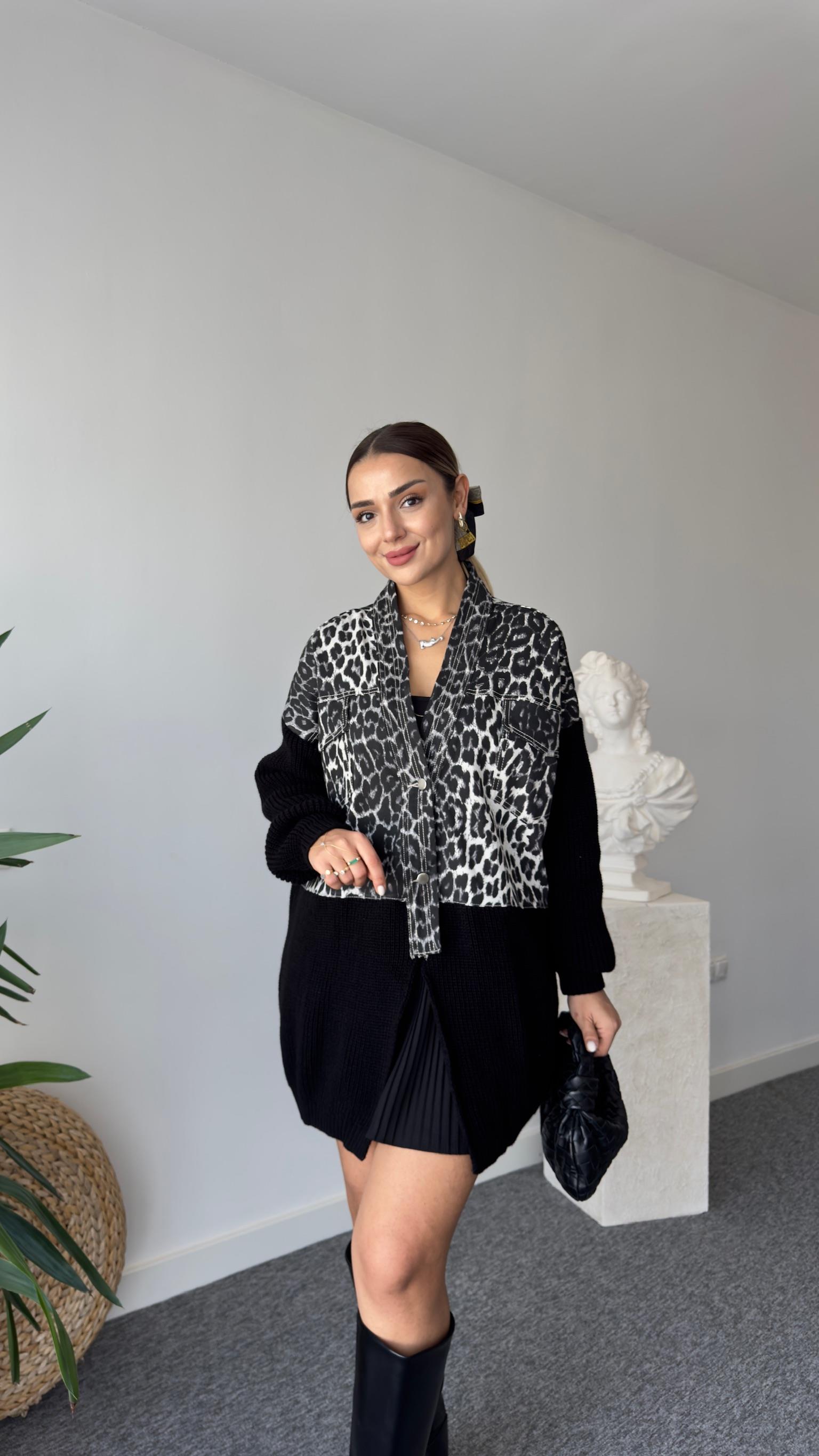 Minta Üstü Leopar Altı Triko Detaylı Siyah Hırka