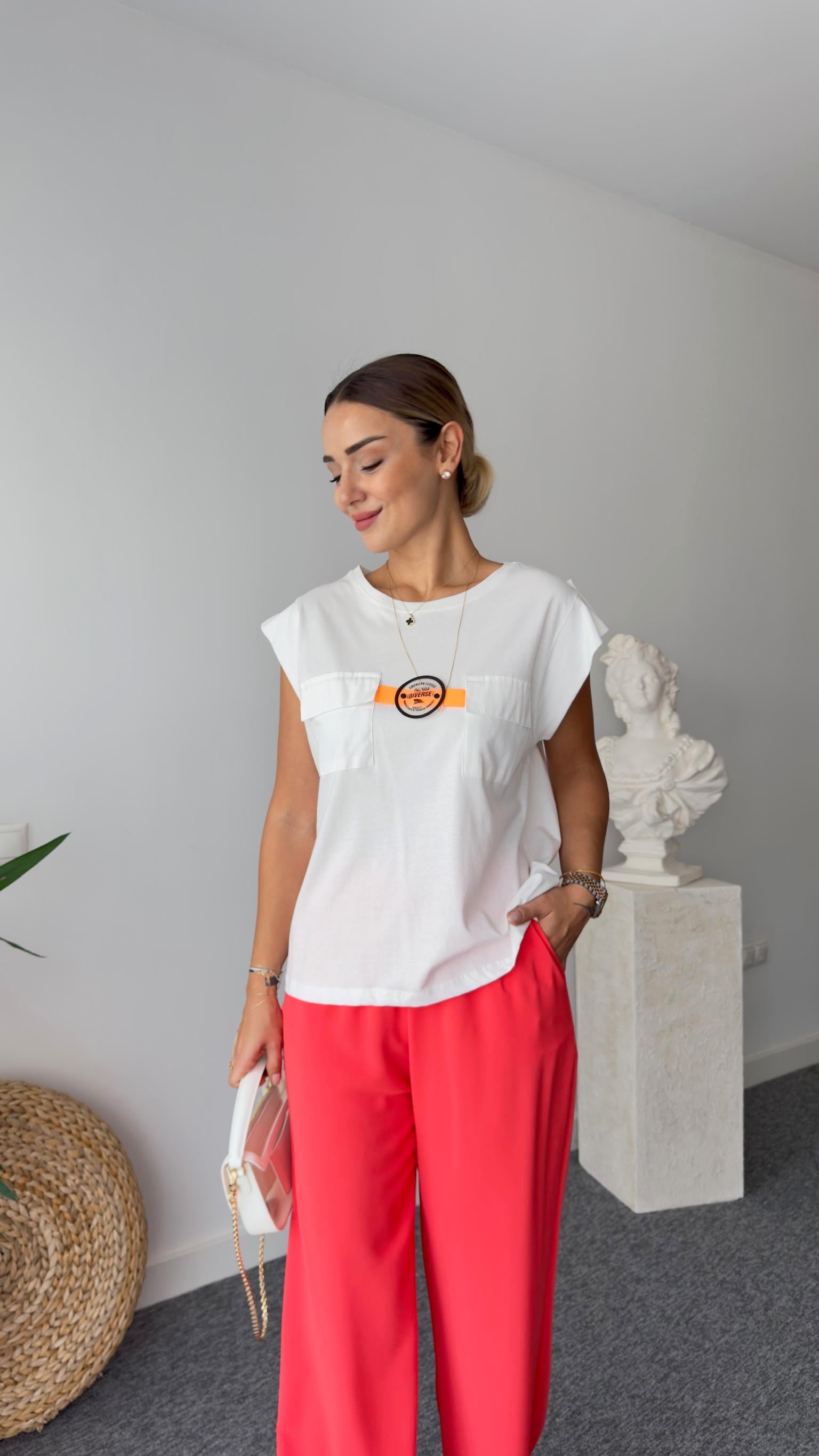 Etiket Ve Cep Detaylı Beyaz Tshirt