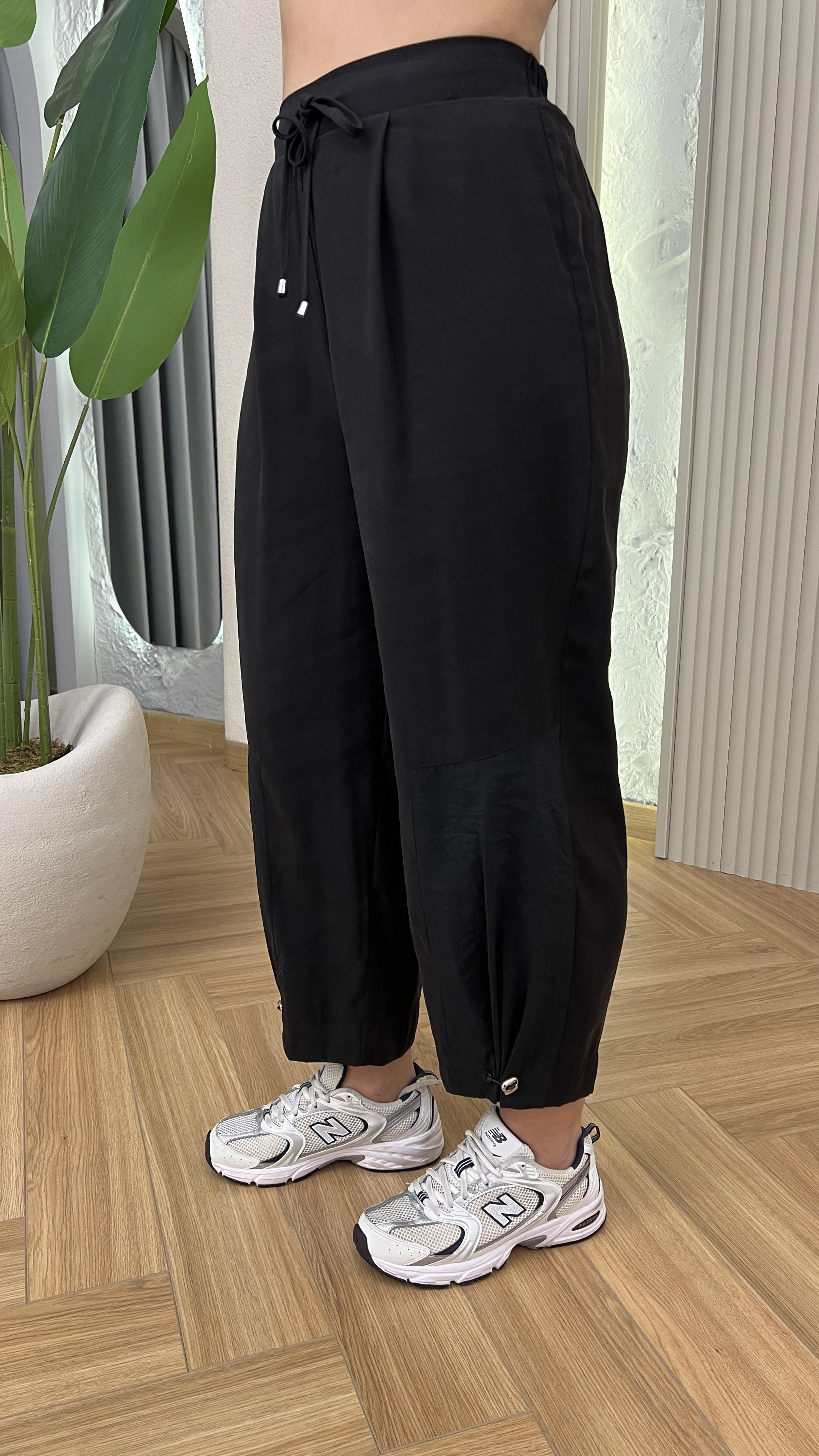 Siyah Resal Paraşüt Detaylı Arkası Lastikli Tensel Pantolon