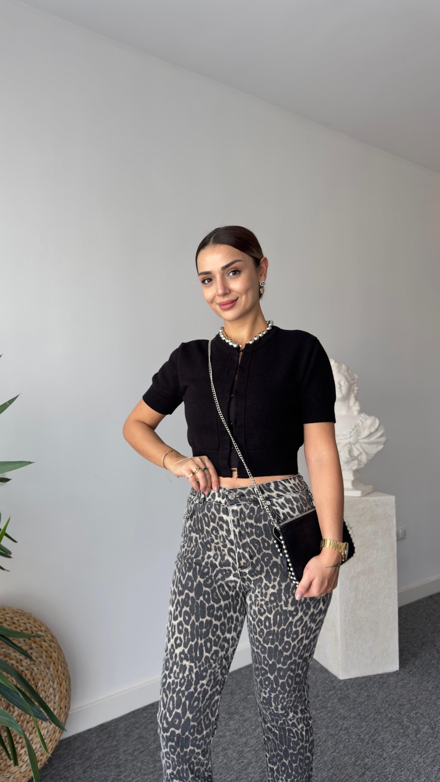 Yaka Boncuklu Siyah Kısa Kol Triko