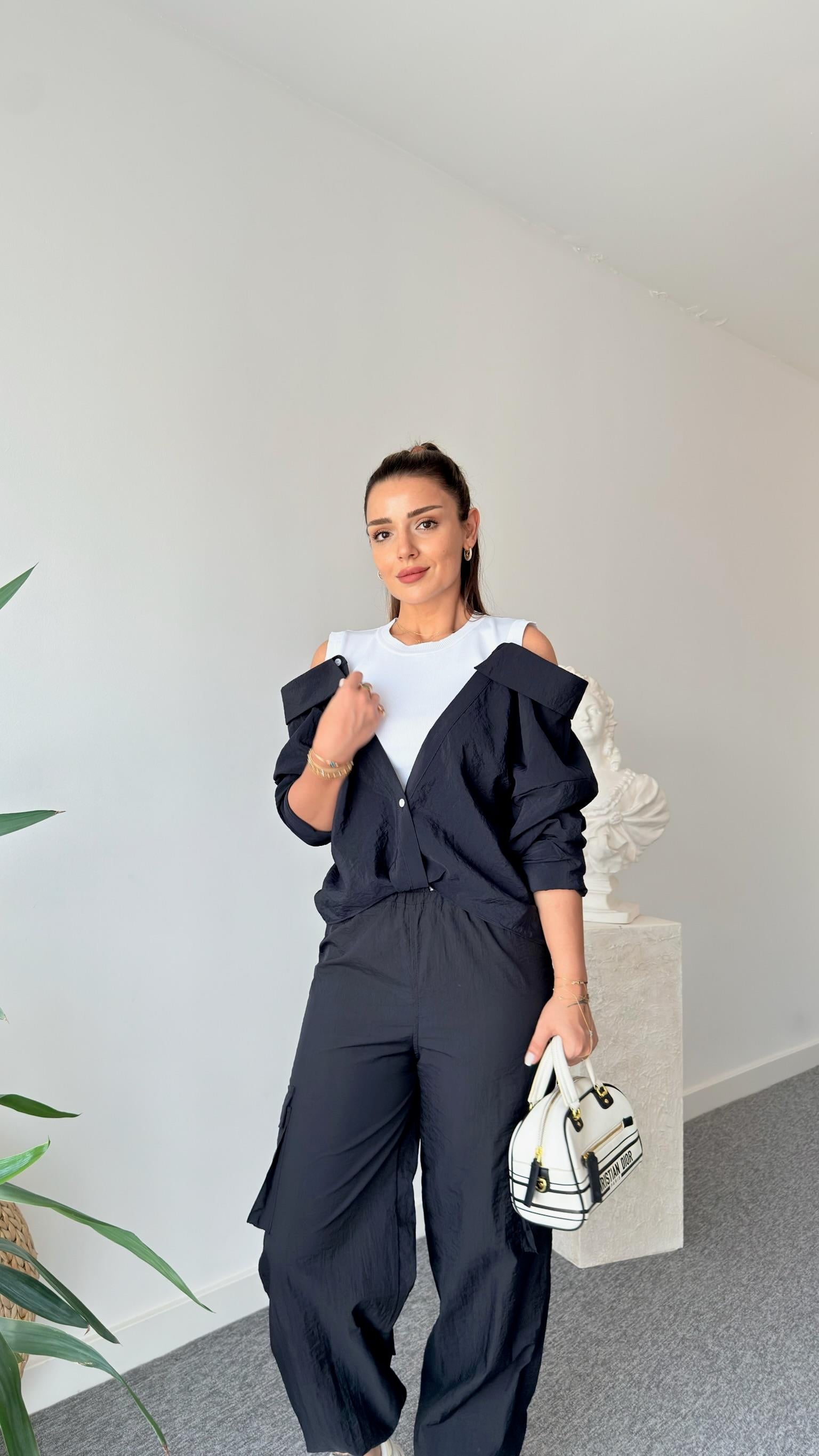 İki Parça Atletli Tasarım Siyah Gömlek