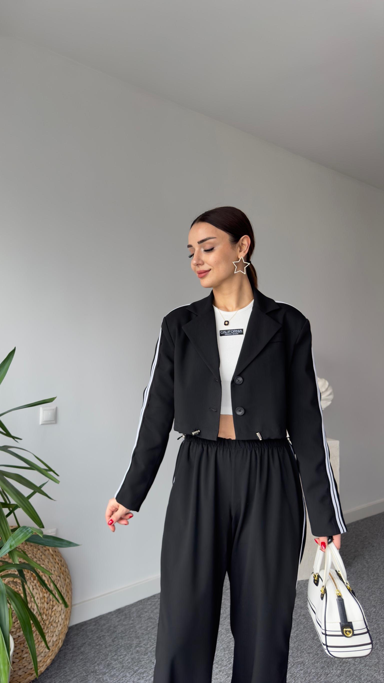 Şerit Detaylı Siyah Kısa Ceket