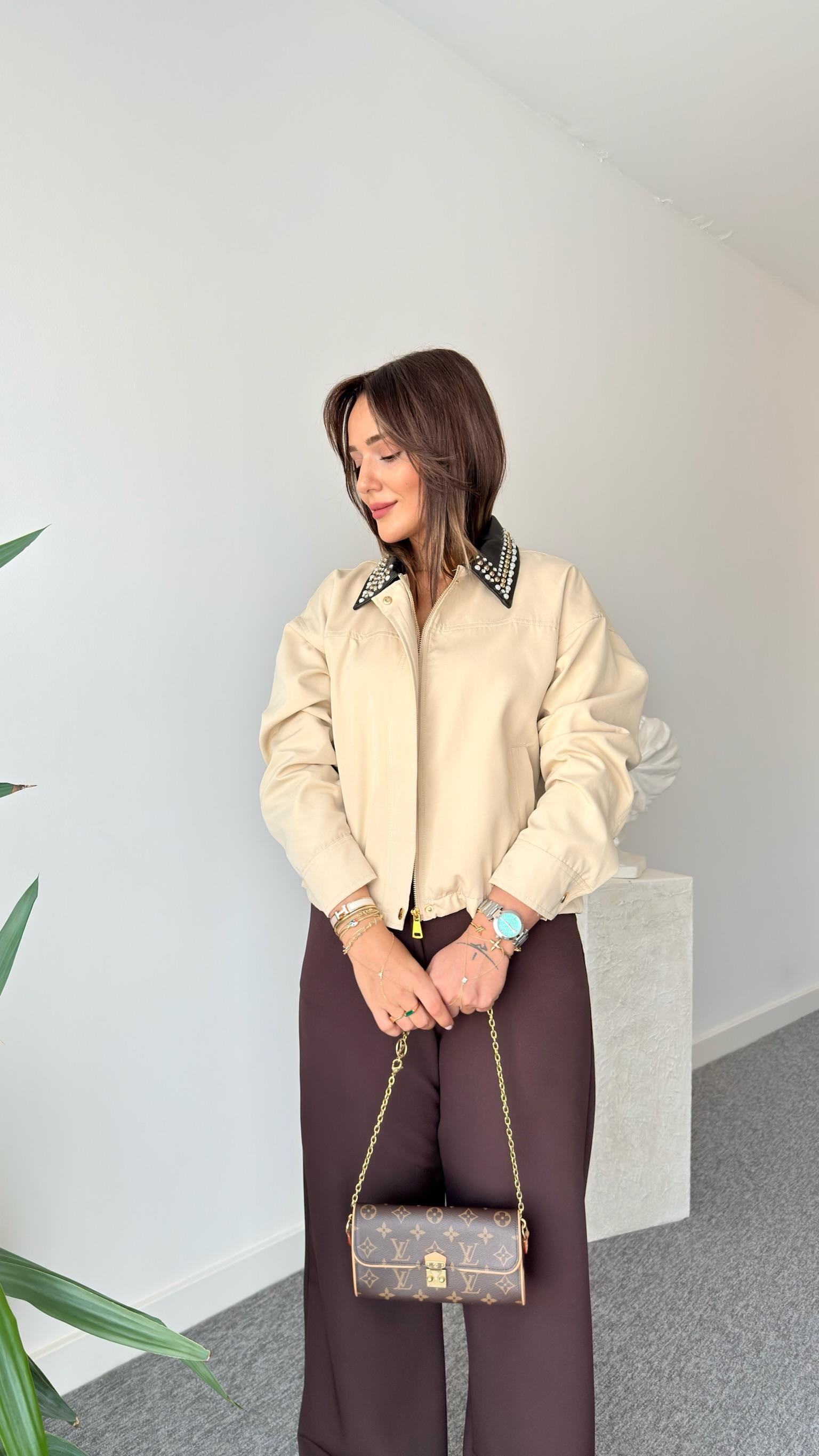 Meria Yakası Taş Detaylı Marka Model Ceket