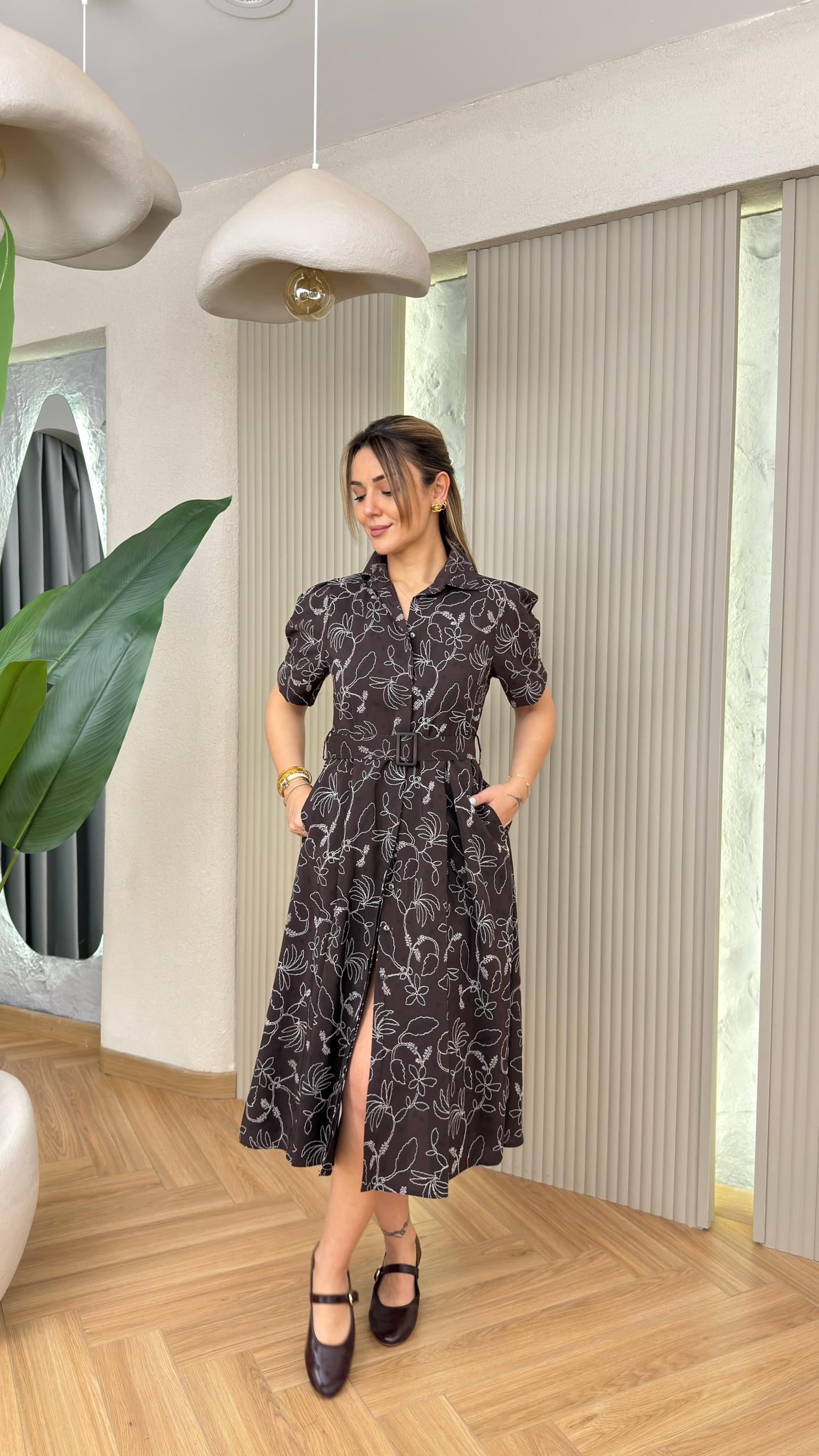 Kahve Soire İşleme Detaylı Kuşaklı Elbise