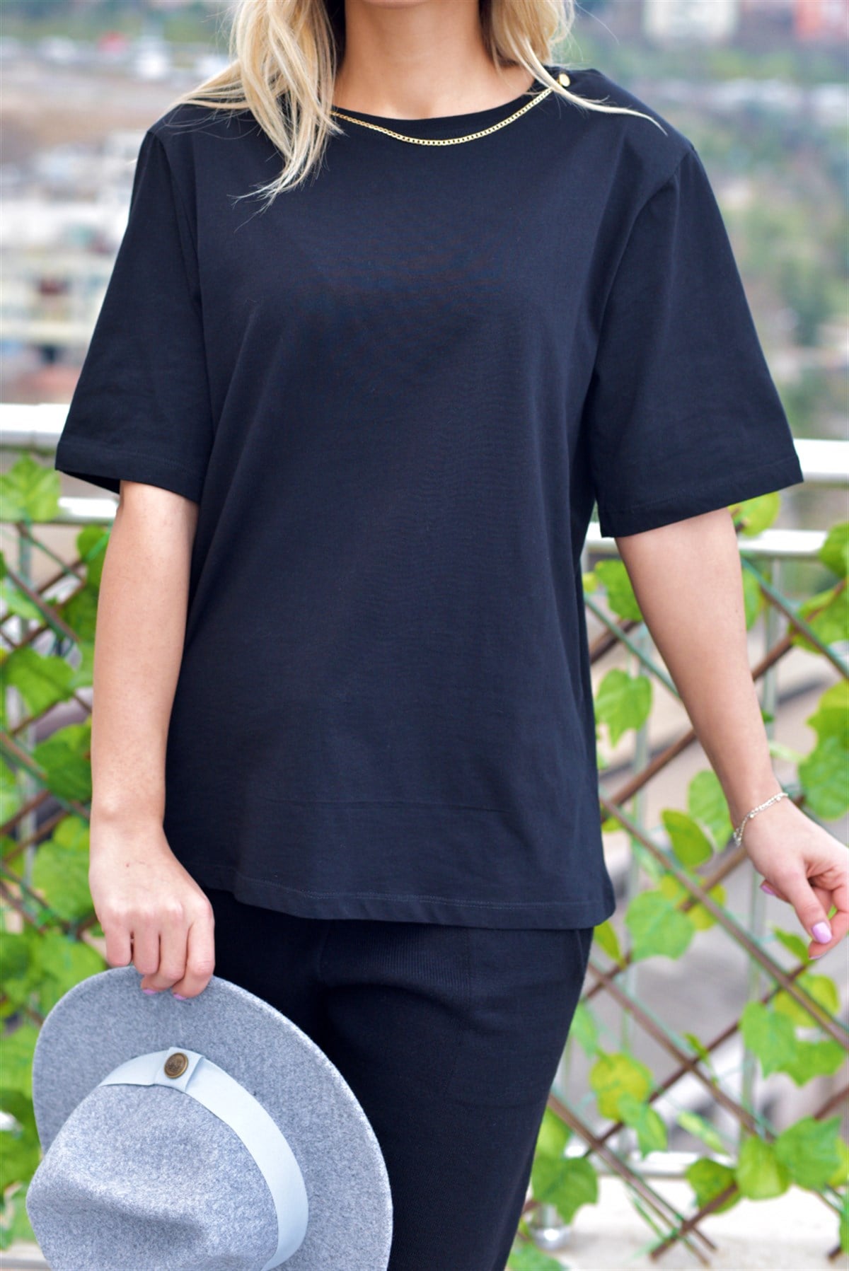 Zincir Detaylı Vatkalı Siyah Tshirt