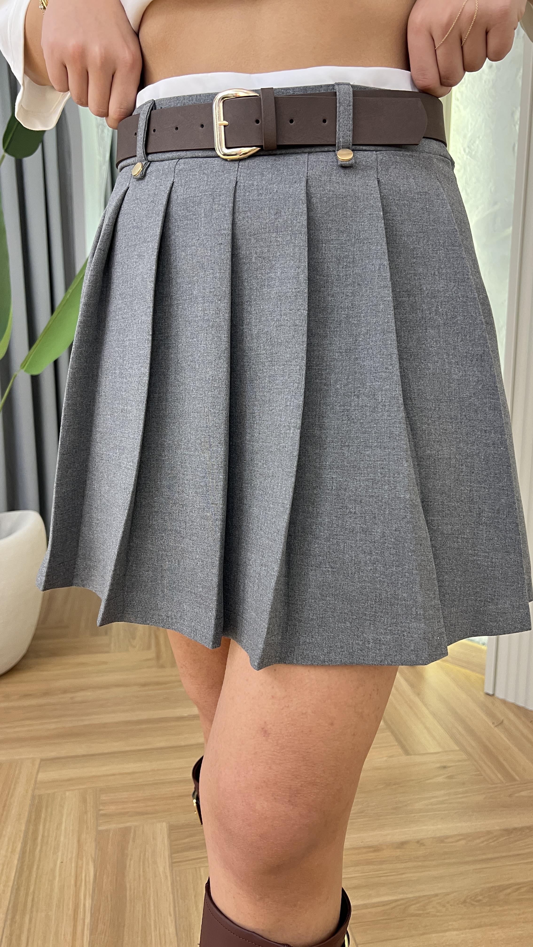 Gri Falda Bel Garnili Kemerli Şort Etek