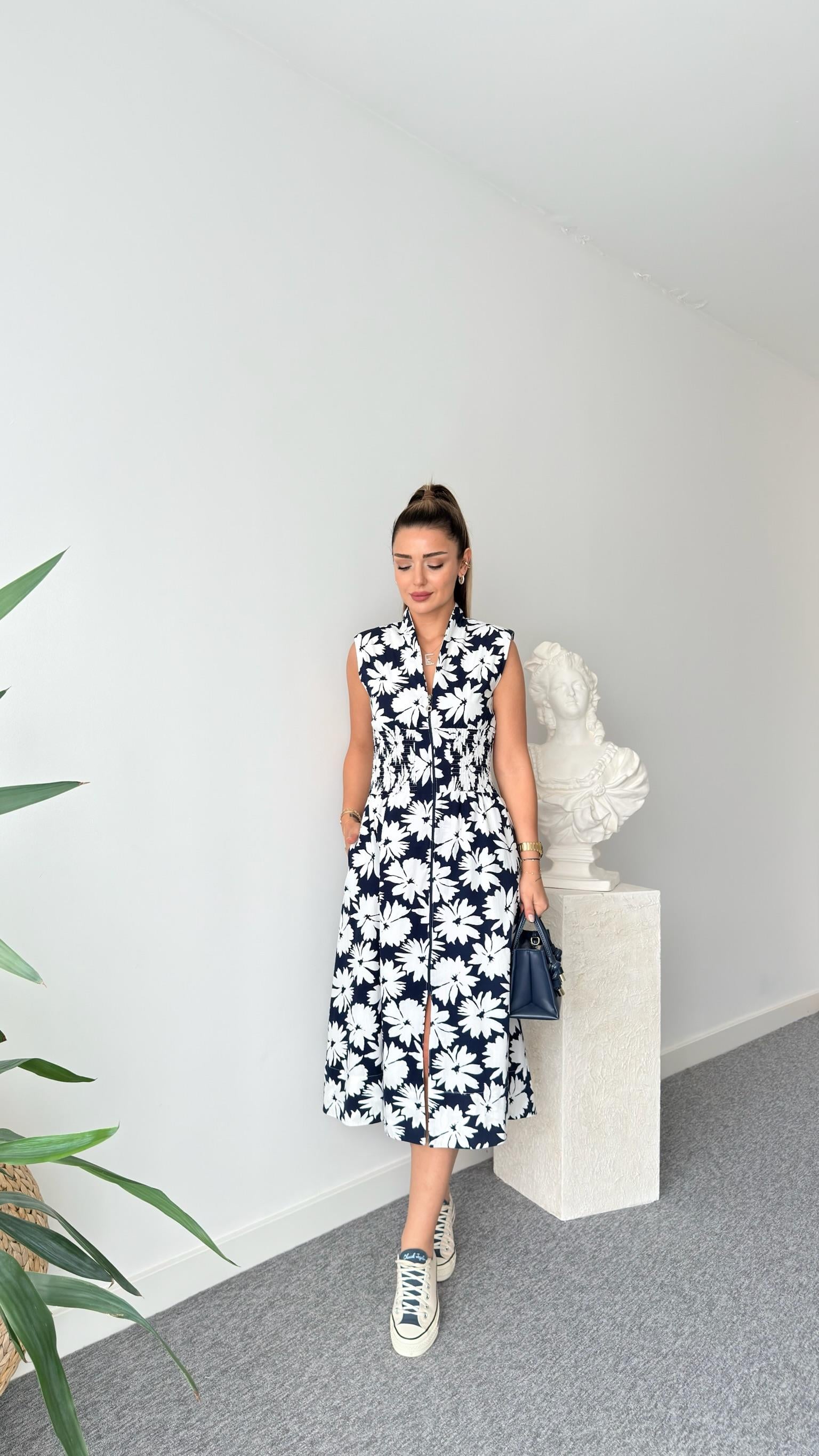 Belden Gipe Detaylı Çiçek Desenli Mavi Elbise 