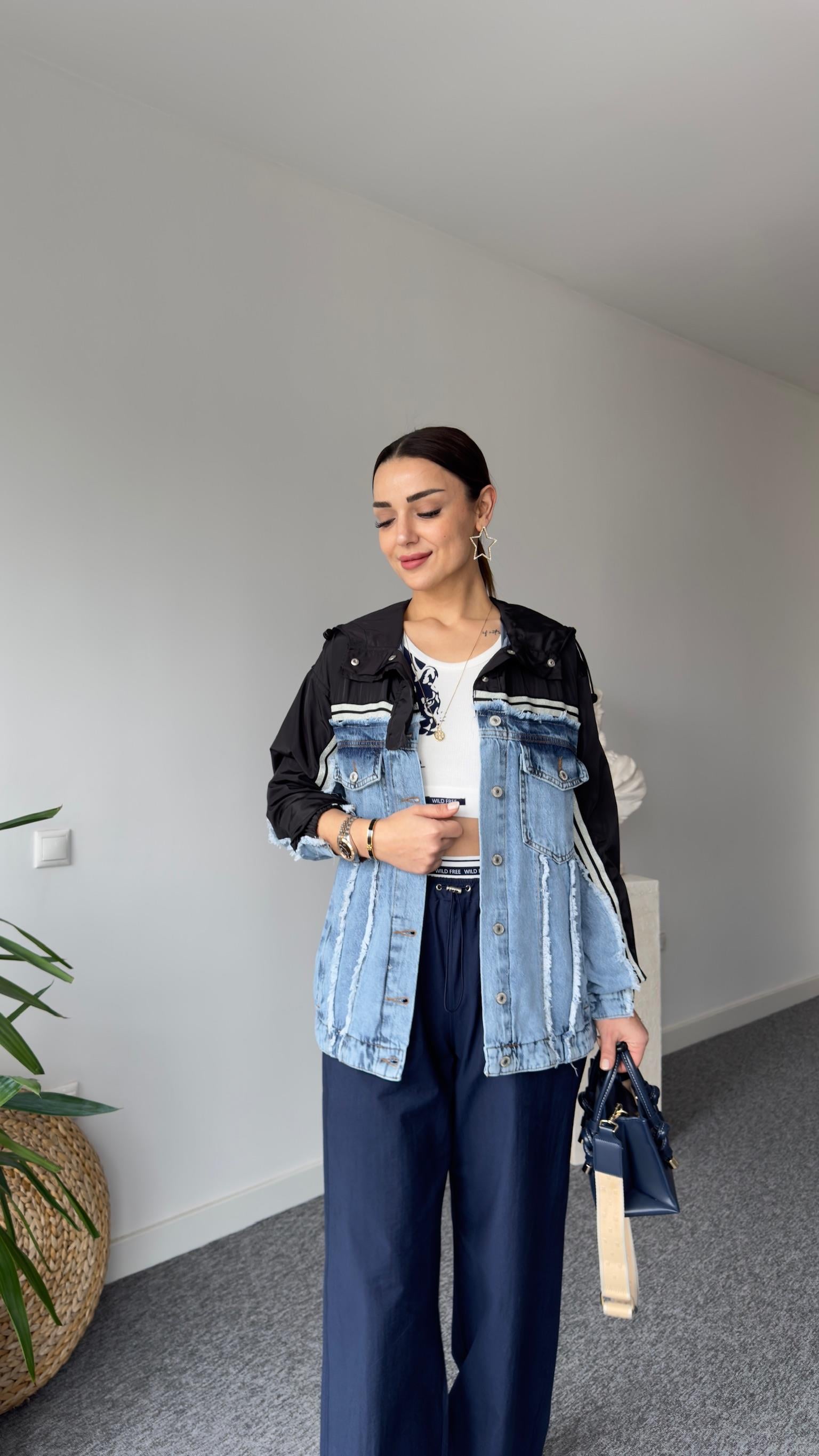 Siyah Paraşüt Detaylı Kapüşonlu Jean Ceket