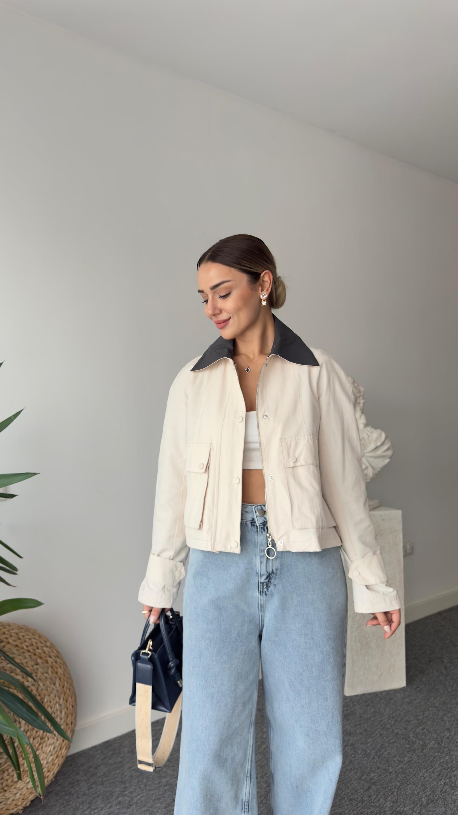 Astarı Desenli Önden Cepli Bej Trençkot