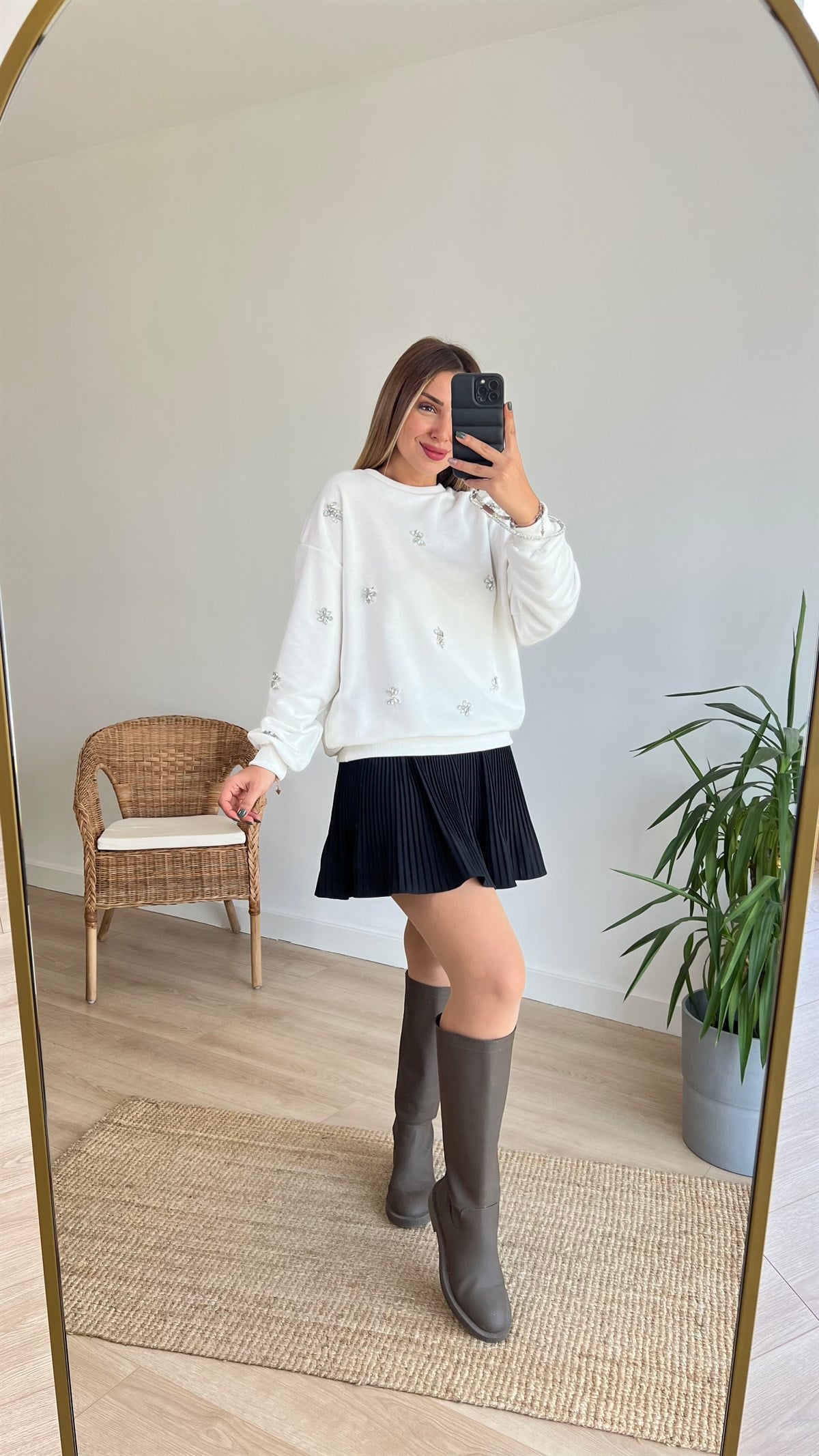 Taşlı Beyaz Sweatshirt