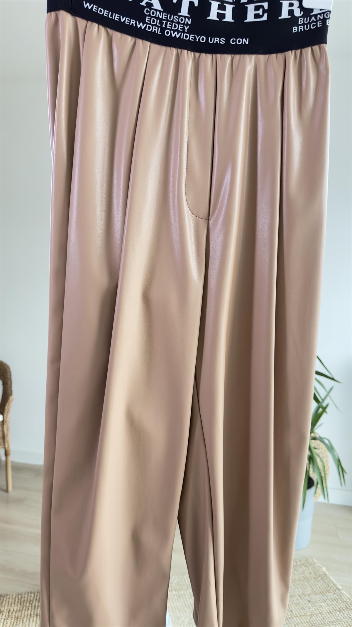 Beli Yazı Detaylı Bej Deri Pantolon