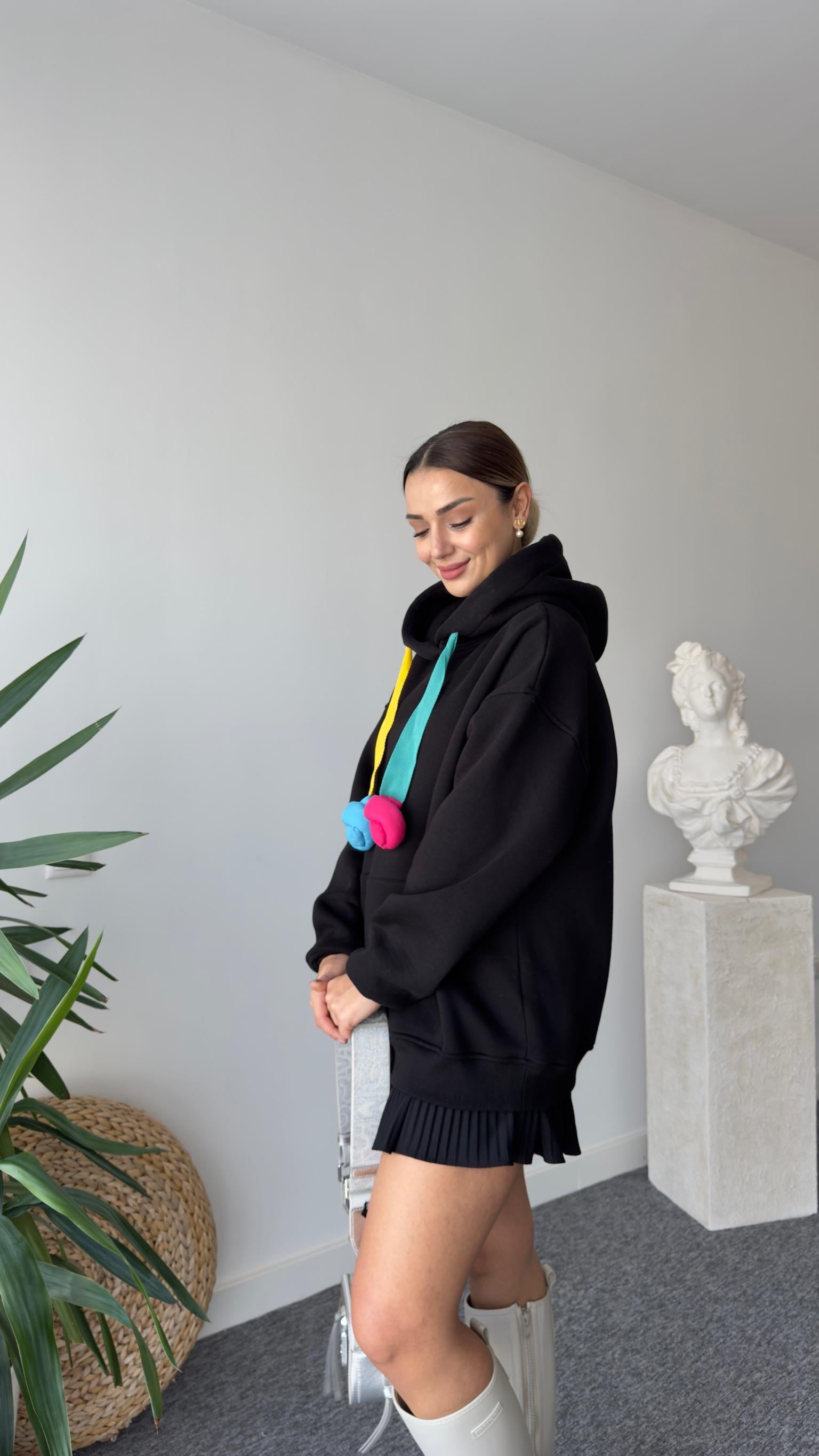 Renkli Kordon Detaylı Salaş Siyah Sweatshirt