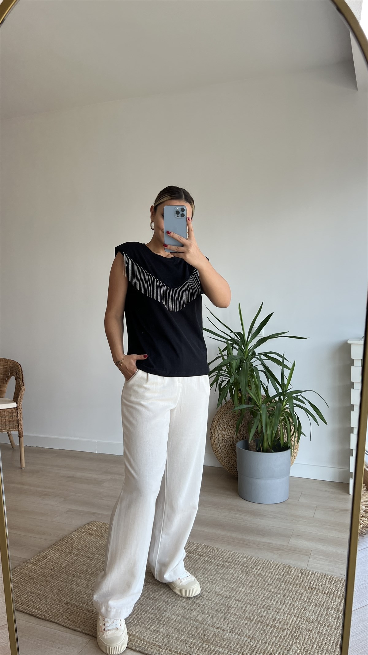 Vatkalı Zincir Detaylı Siyah Tshirt