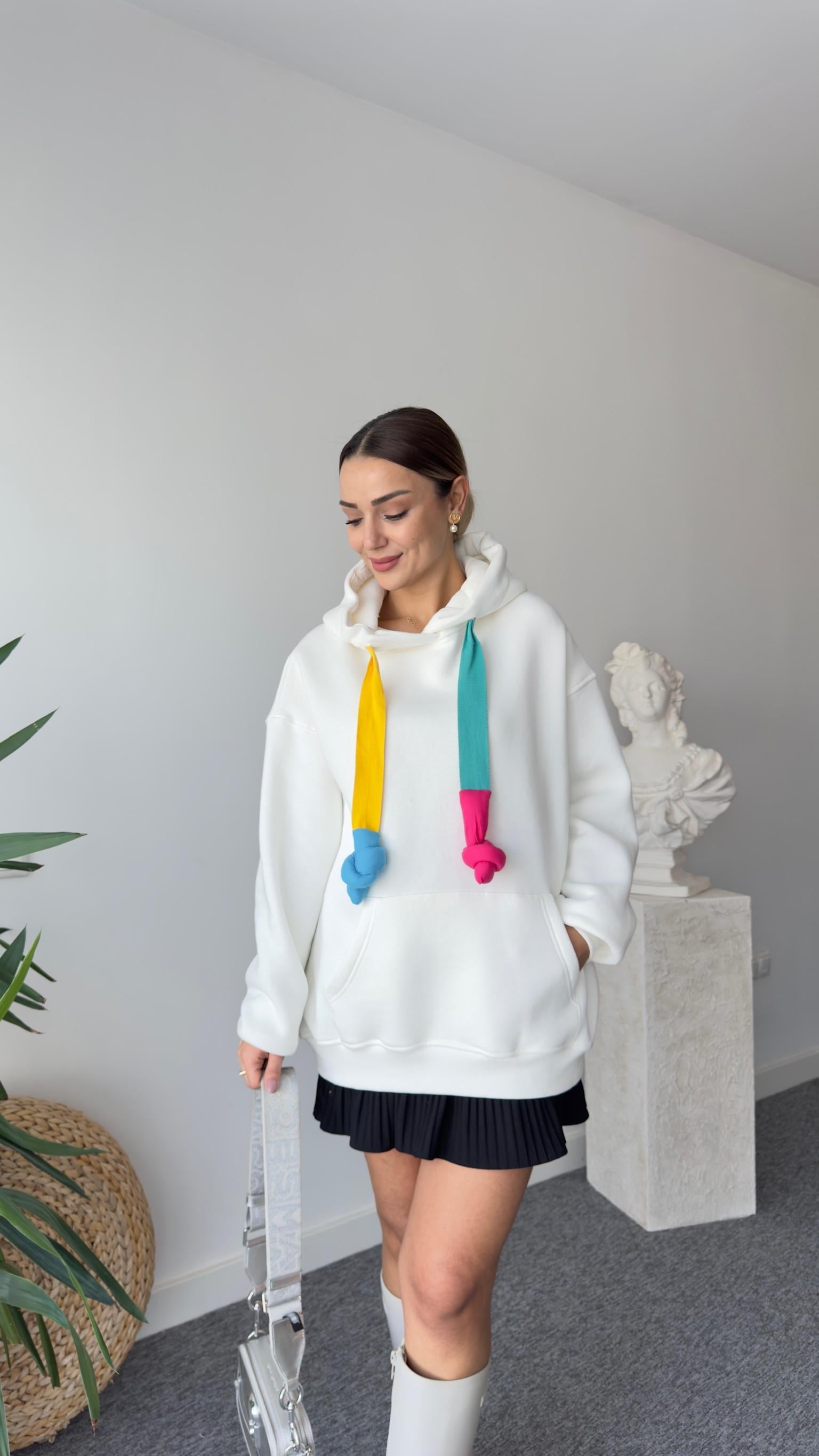 Renkli Kordon Detaylı Salaş Beyaz Sweatshirt