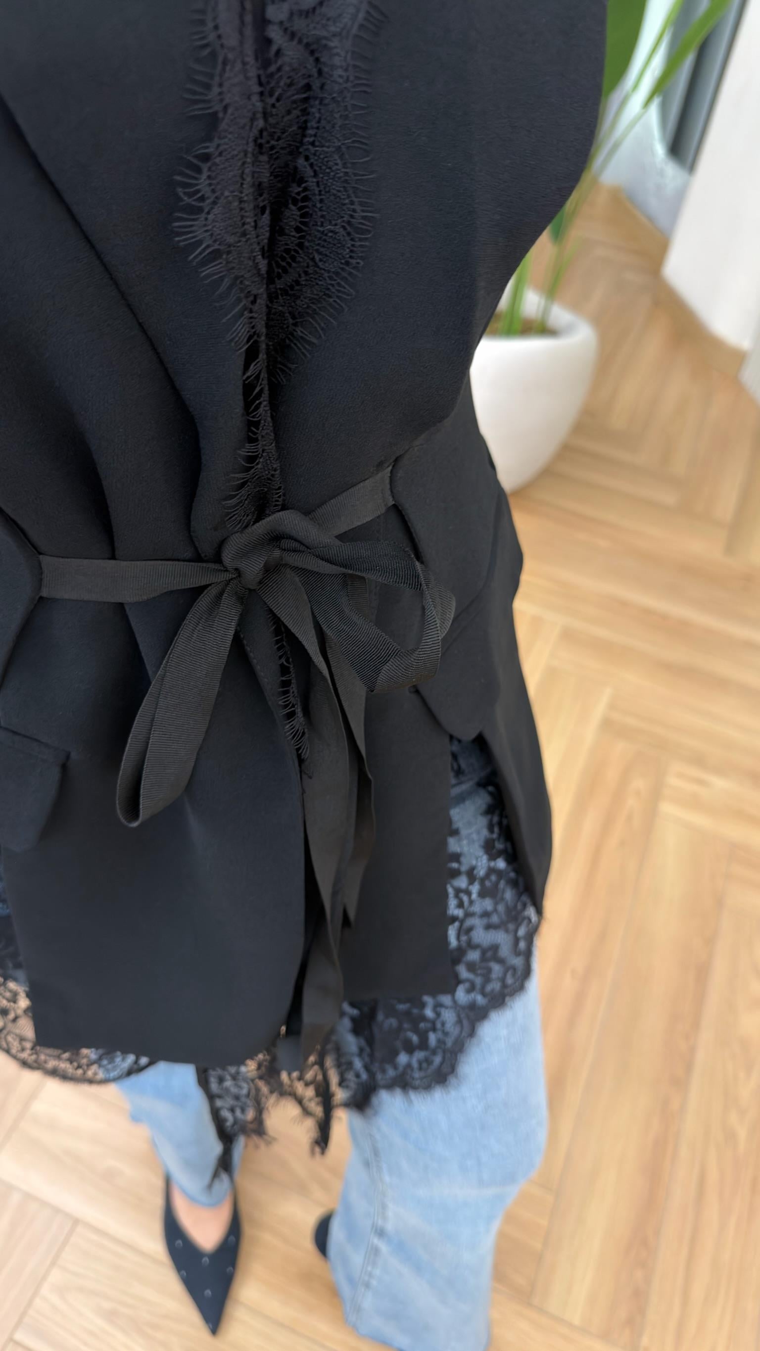 Towni Dantel Detaylı Bağlamalı Siyah Yelek