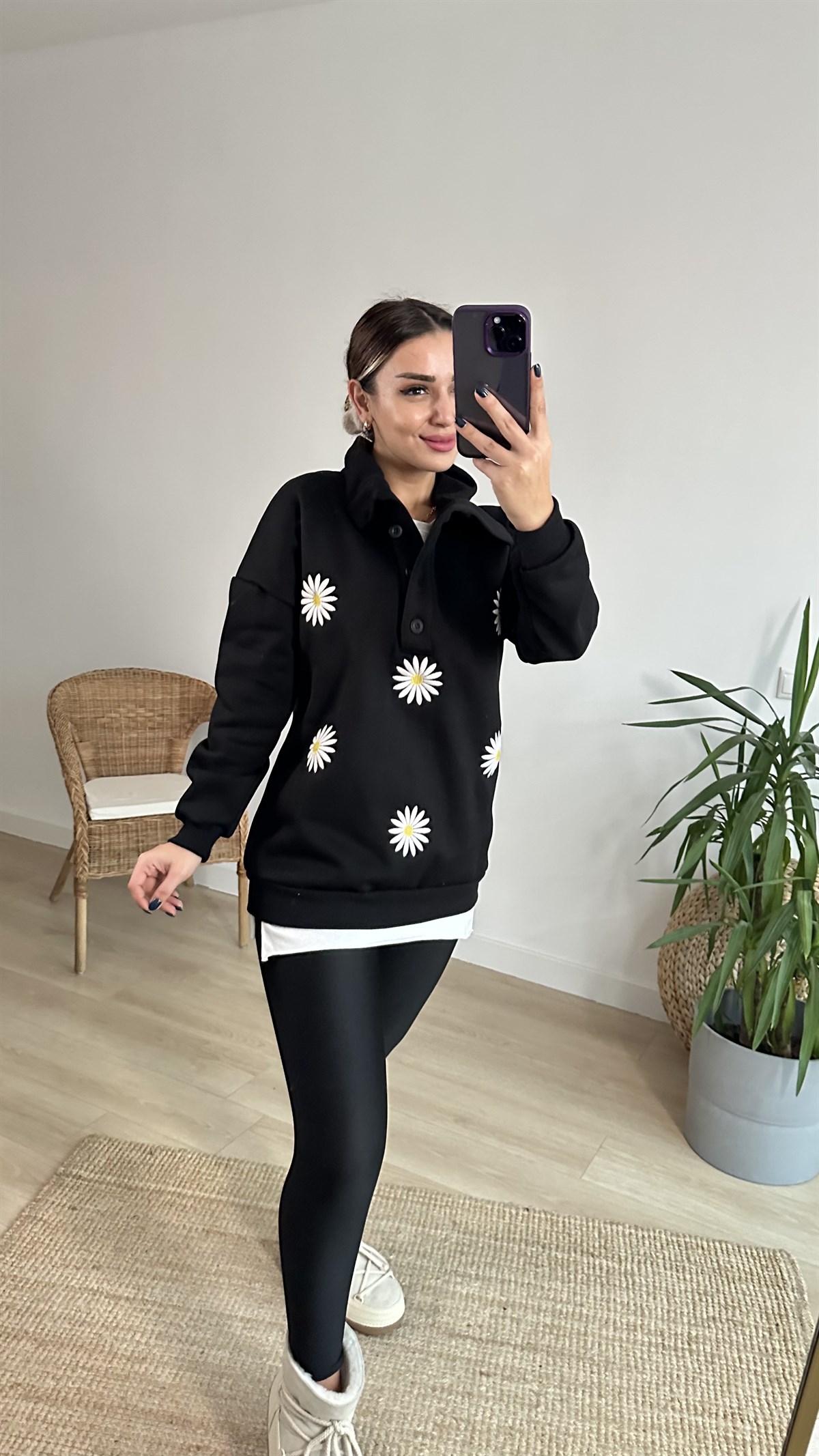 Papatya Nakışlı Siyah Sweatshirt