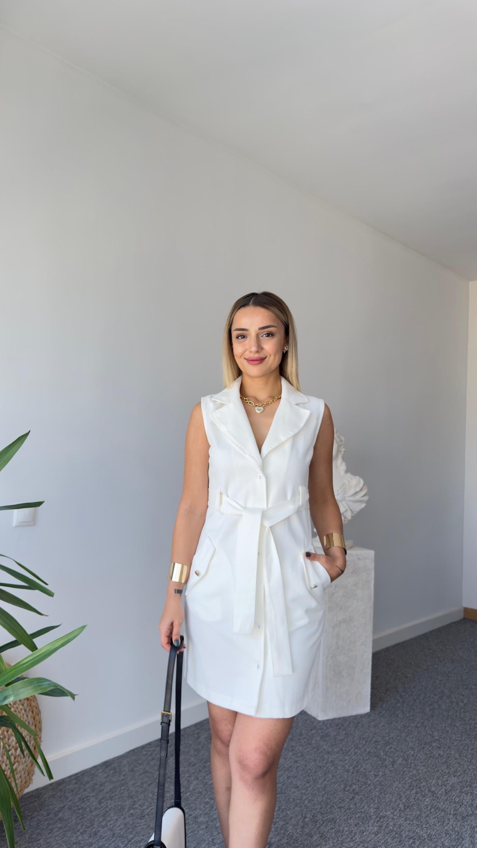Orj Model Yakası Nakışlı Kemerli Elbise