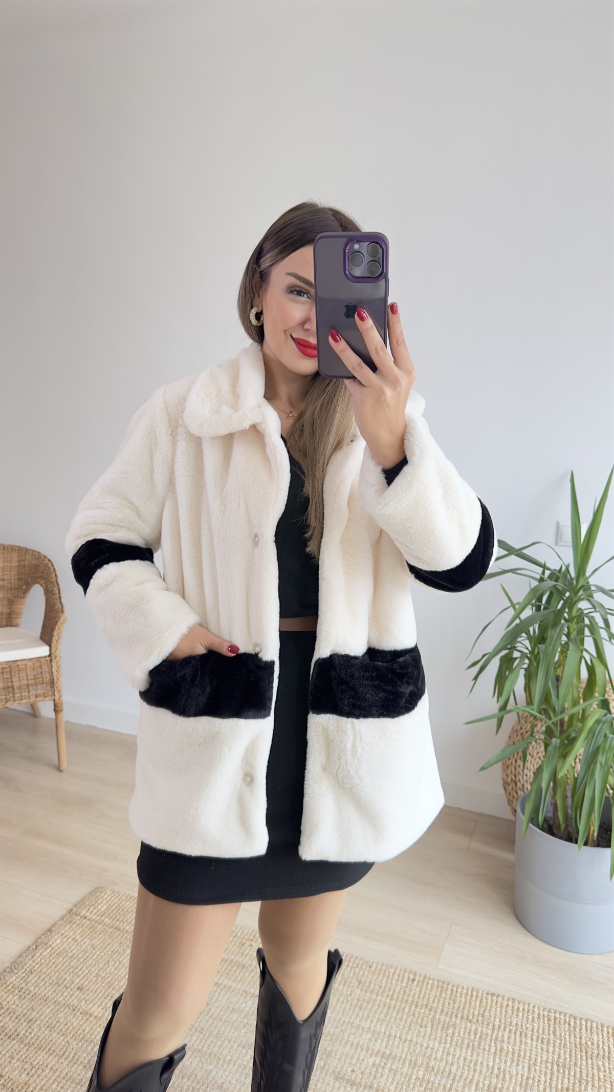 Siyah Şerit Detaylı Ekru Peluş Mont