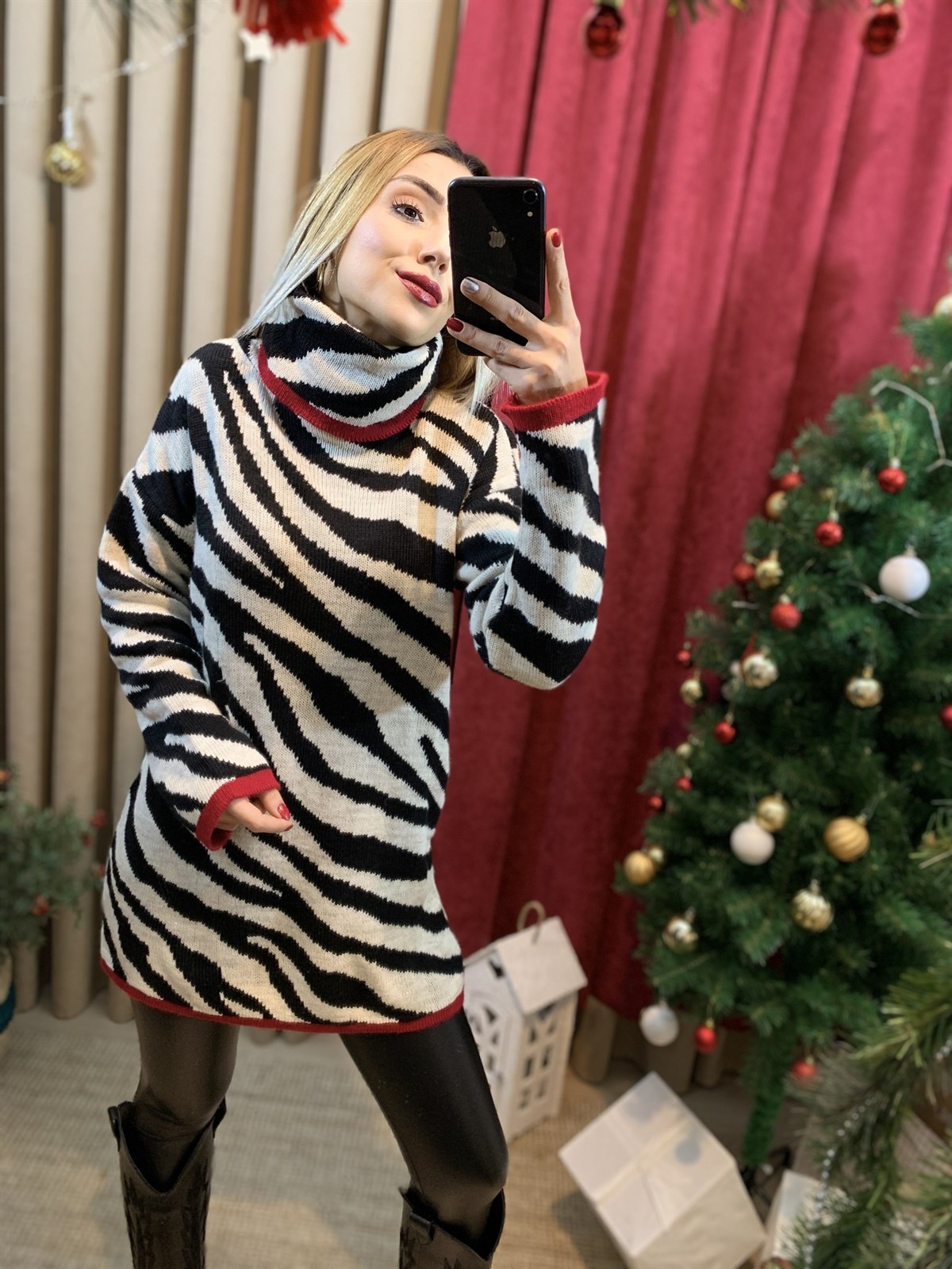 Zebra Desenli Kırmızı Şeritli Kazak