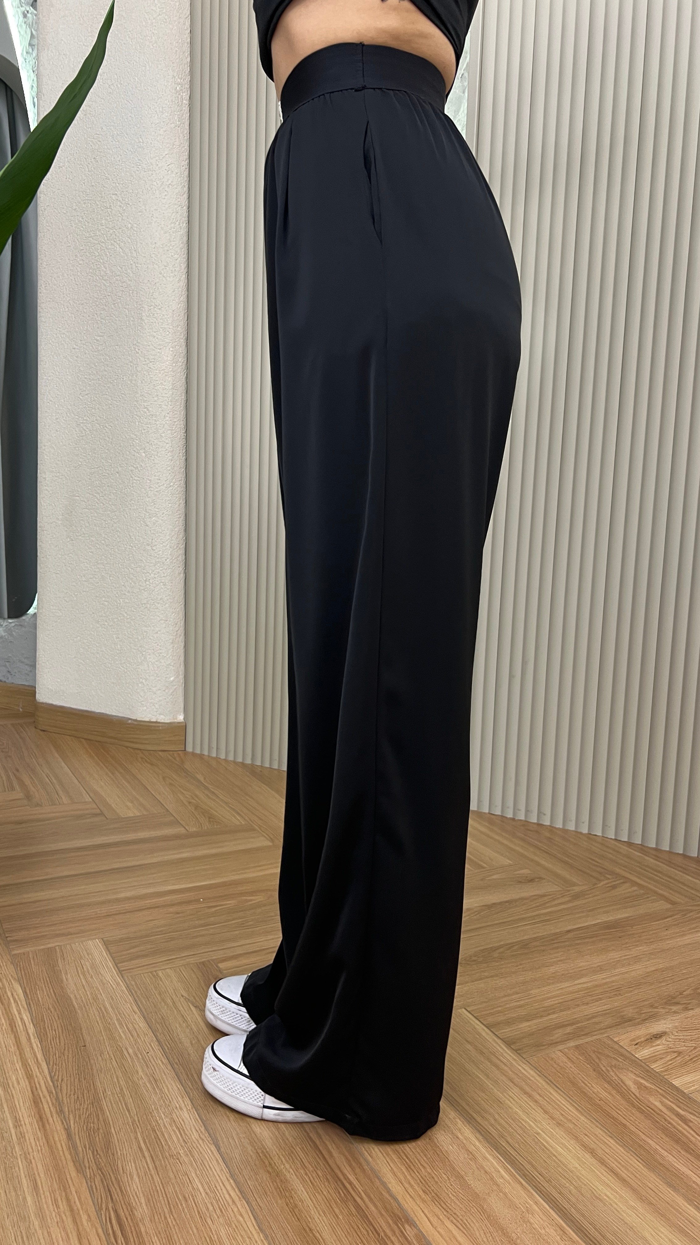 Lengsa Bel Etiket Detaylı Siyah Pantolon