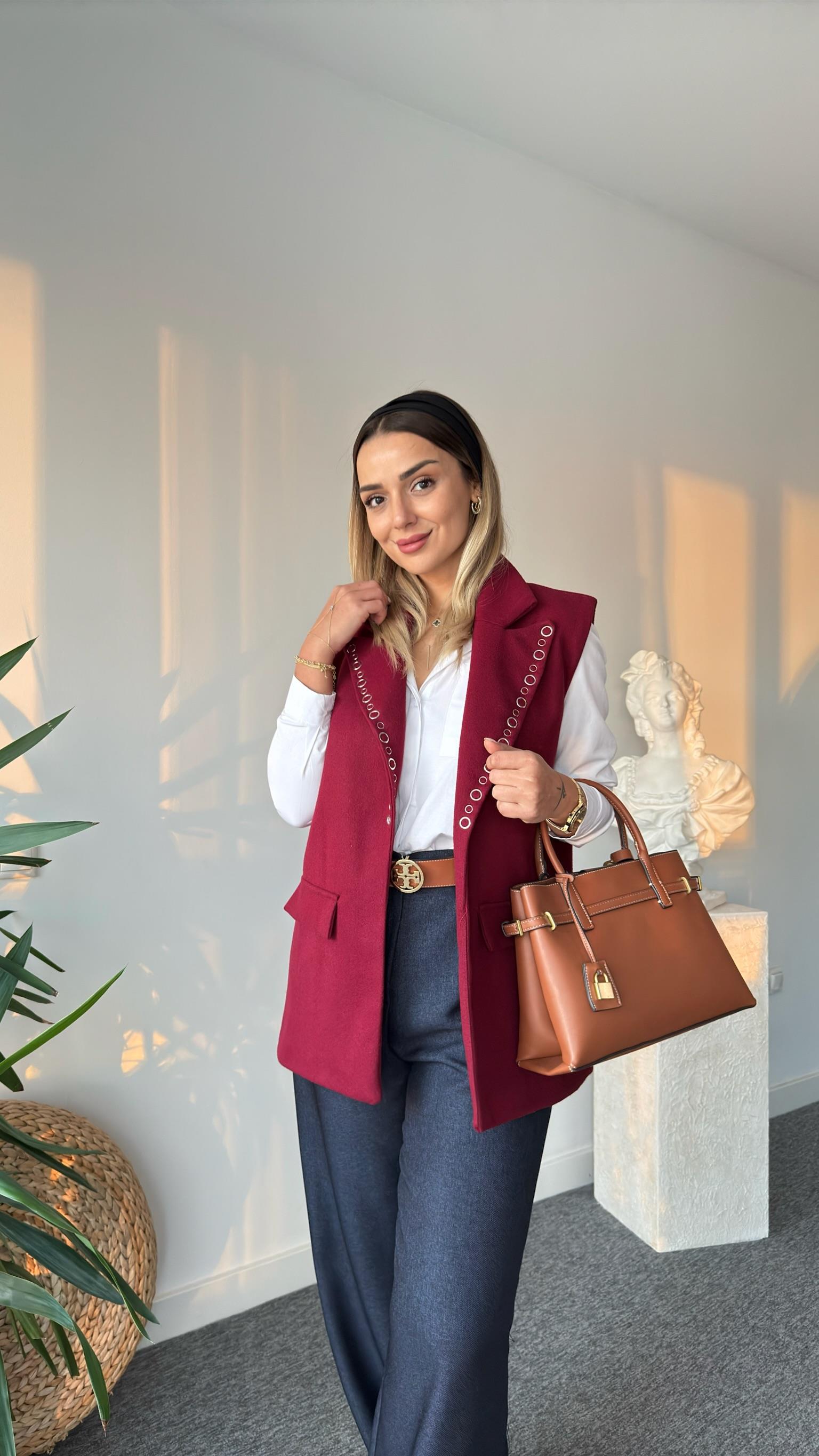 Yaka Aksesuar Detaylı Bordo Kaşe Yelek