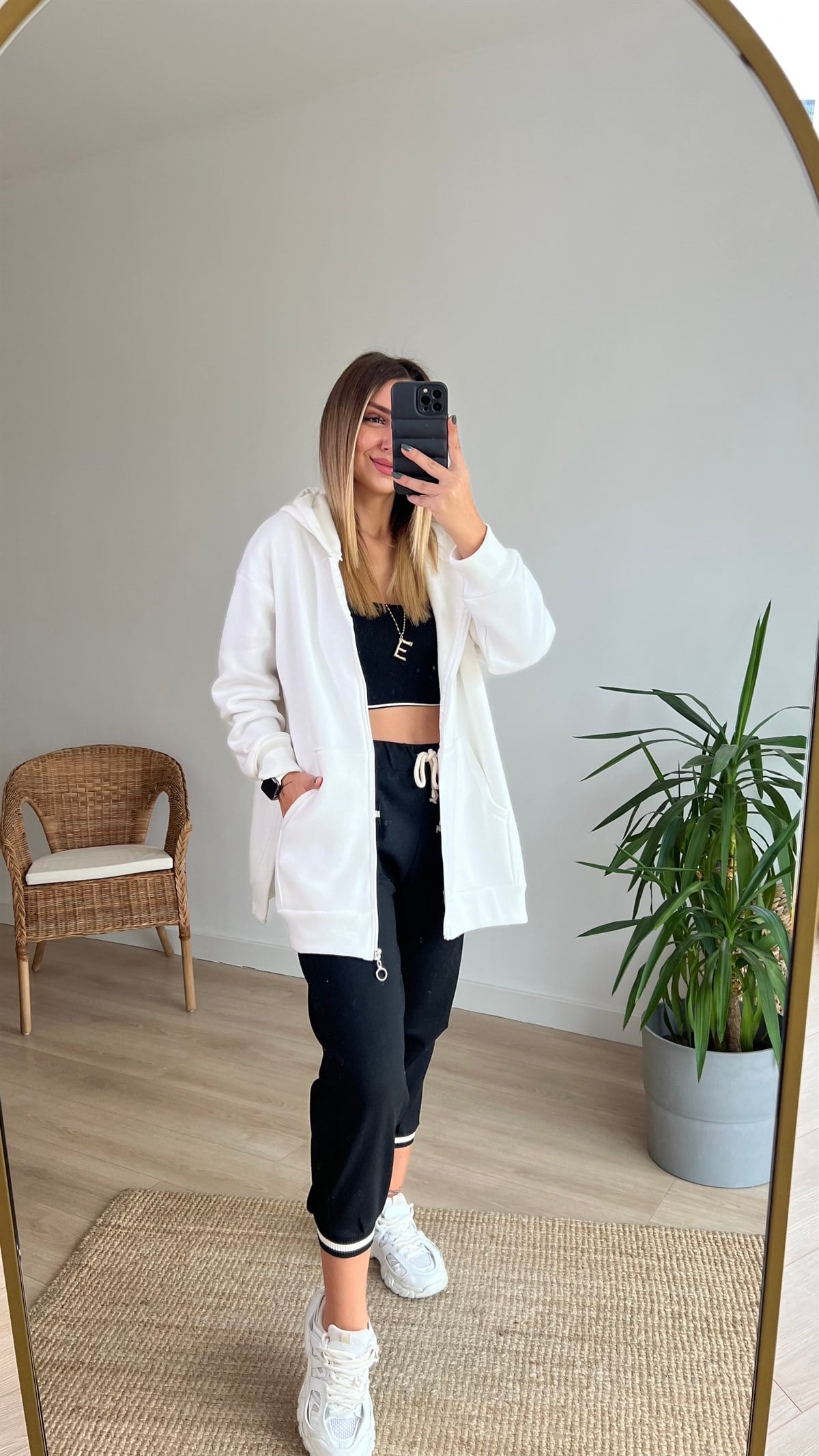 Şardonlu Yanları Yırtmaçlı Beyaz Sweatshirt