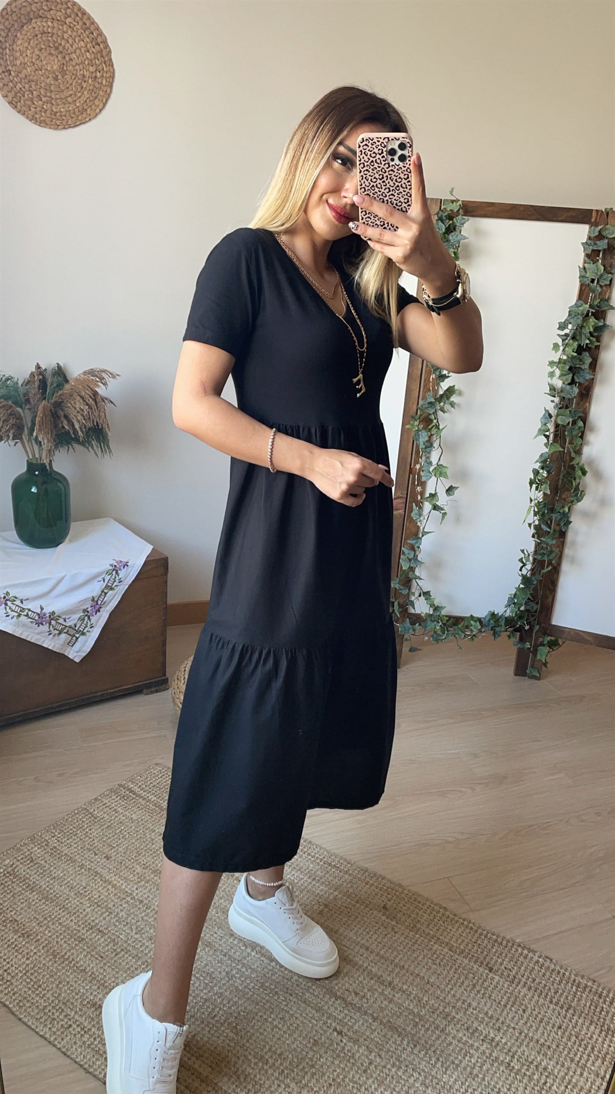 V Yaka Poplin Detaylı Siyah Elbise