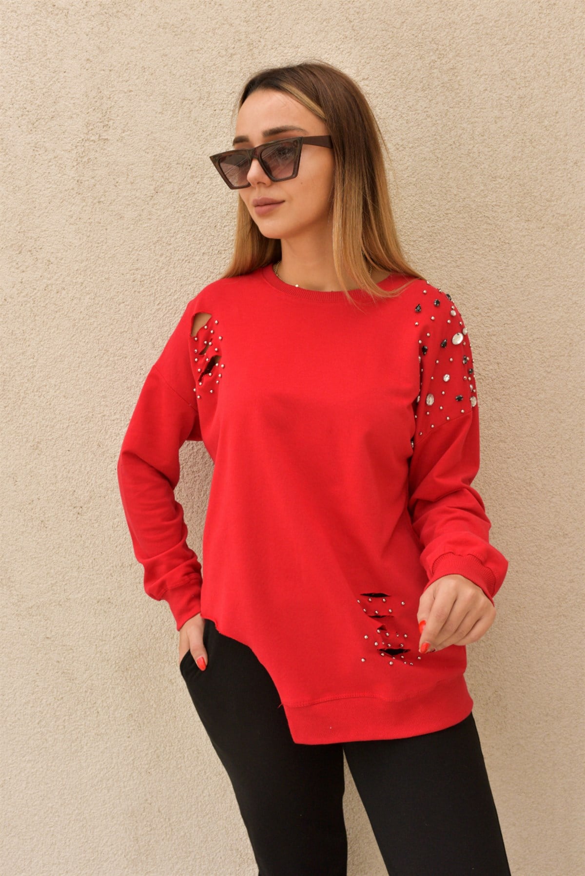 Kesik Detaylı Kırmızı Taşlı Sweat