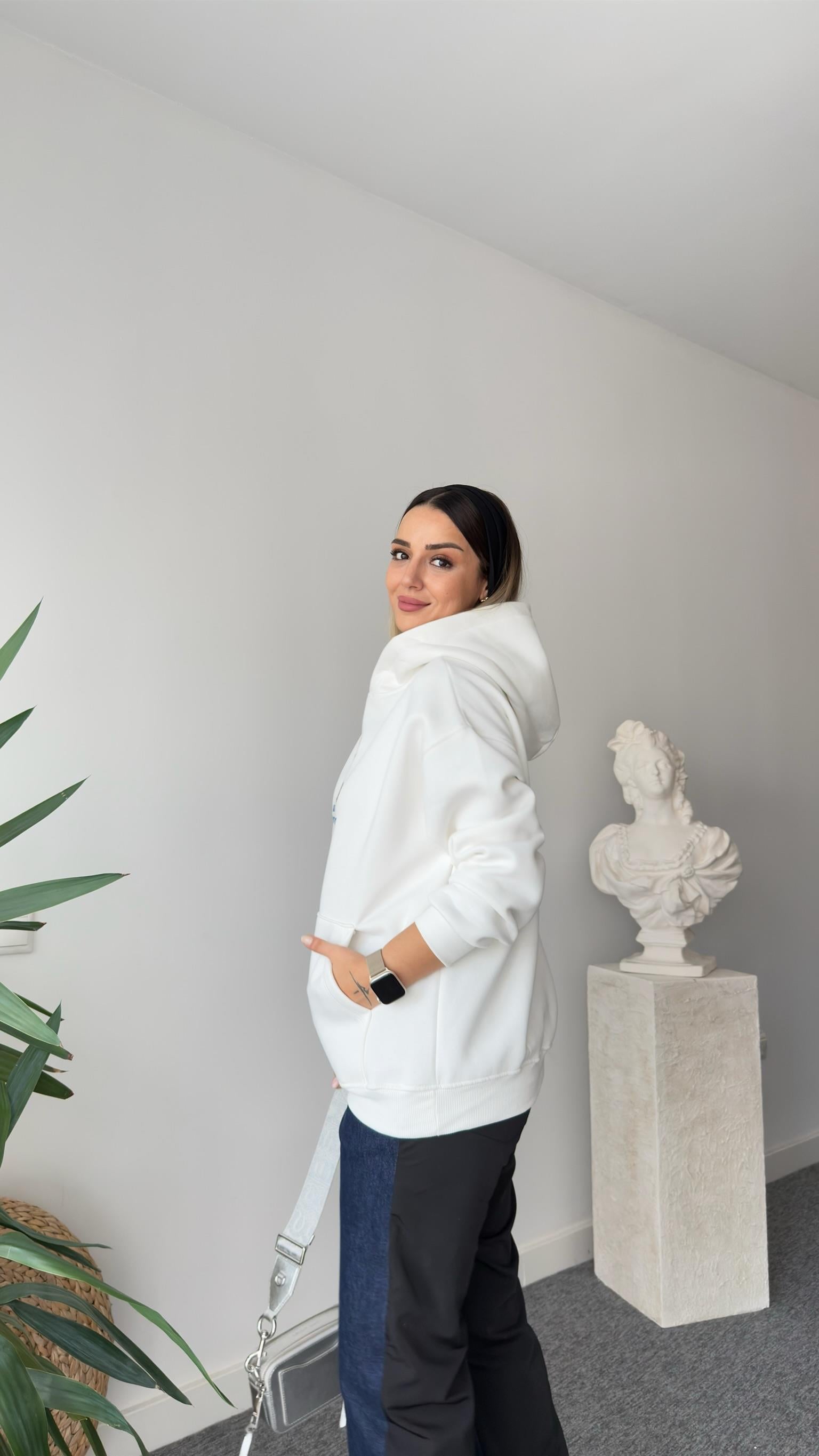 Beyaz Lisa Ayıcık İşlemeli Sweatshirt