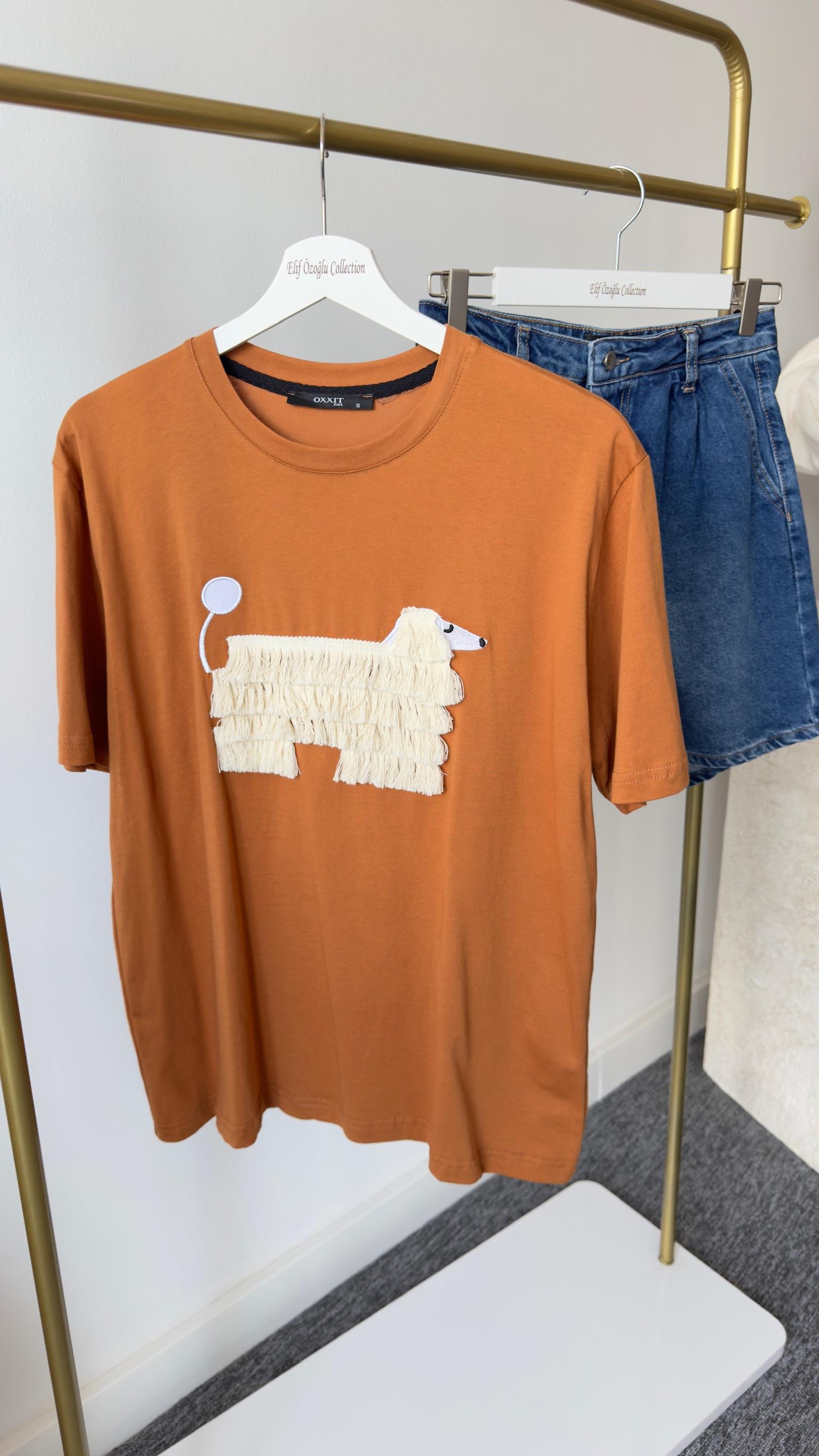 Püsküllü Köpek İşlemeli Kiremit Tshirt
