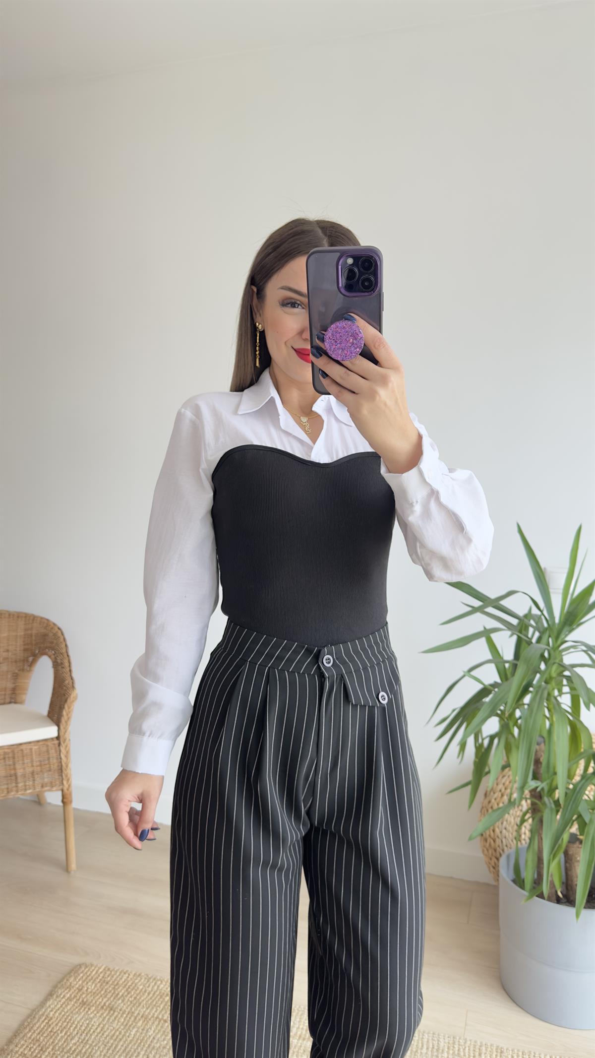 Triko Detaylı Beyaz Gömlek