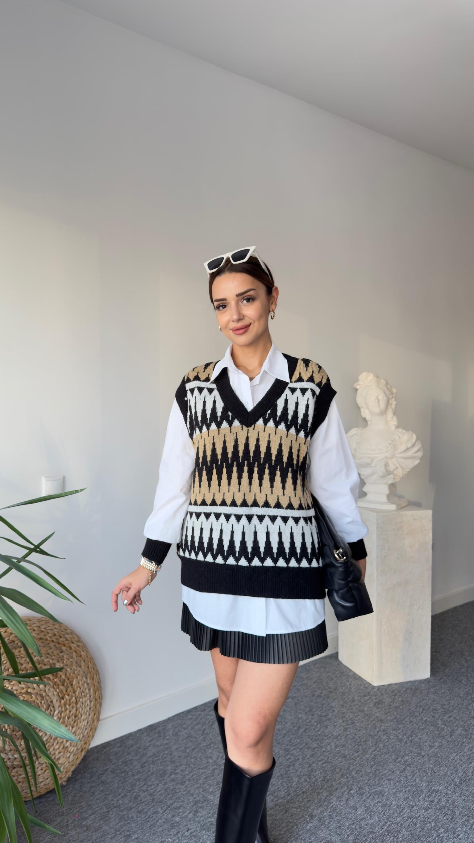 Süveter Detaylı Beyaz Gömlek