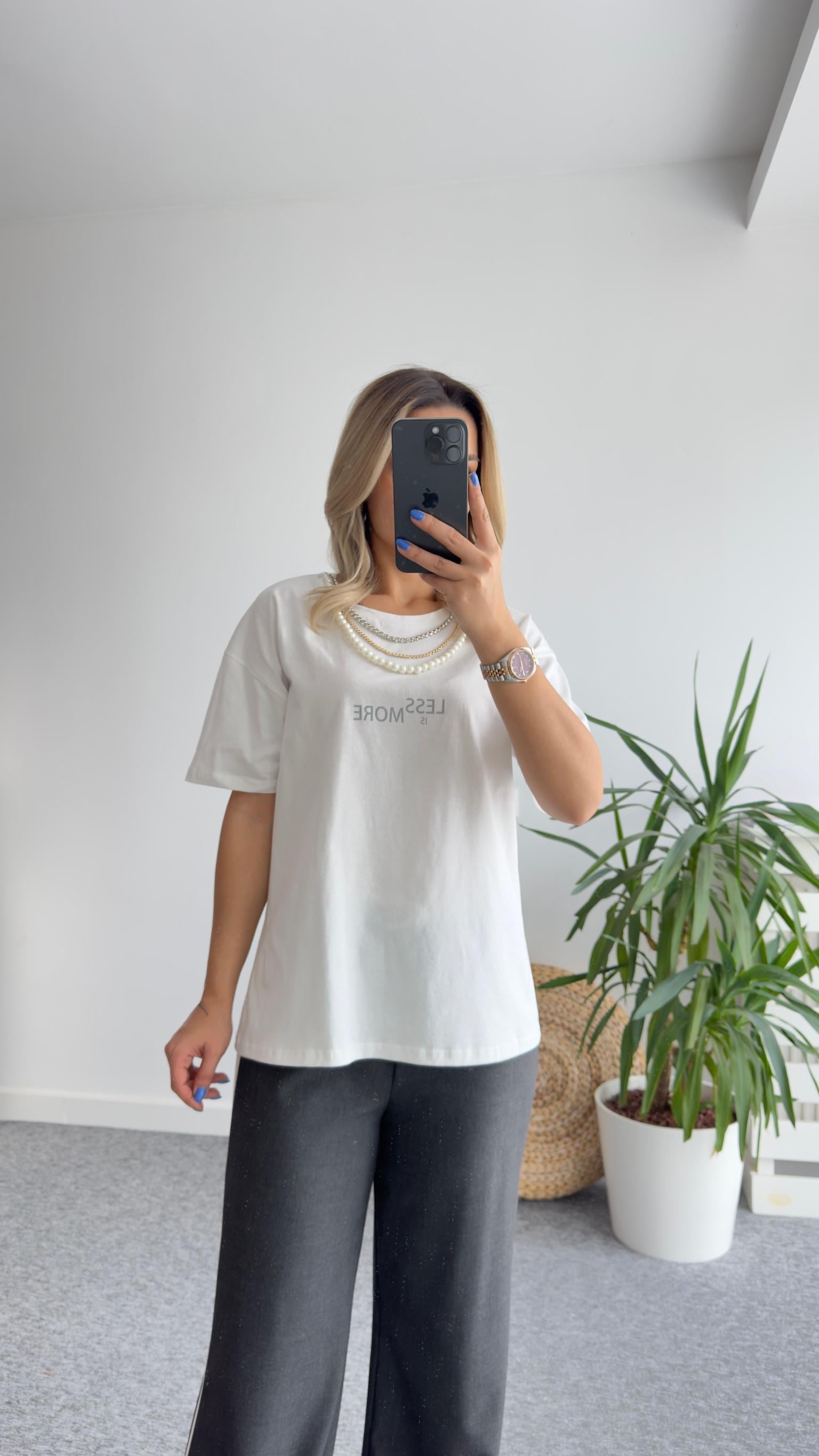 Kolye Detaylı Yazılı Beyaz Tshirt