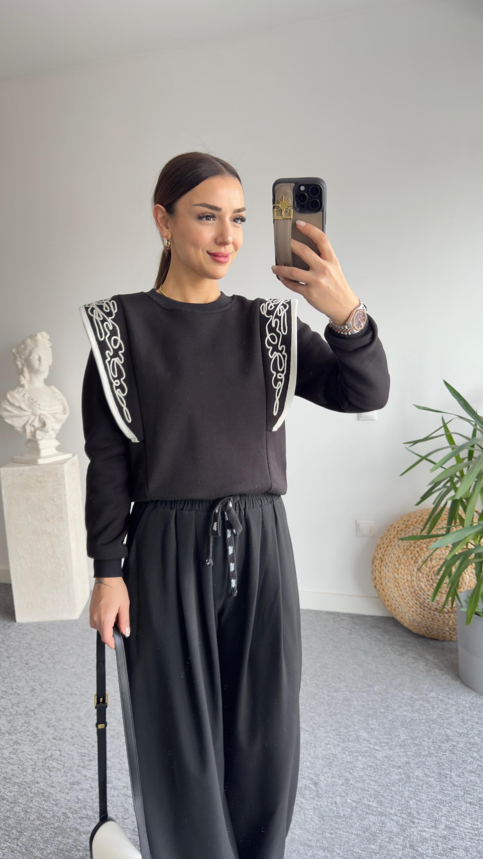 Omzu Nakışlı Siyah Sweatshirt