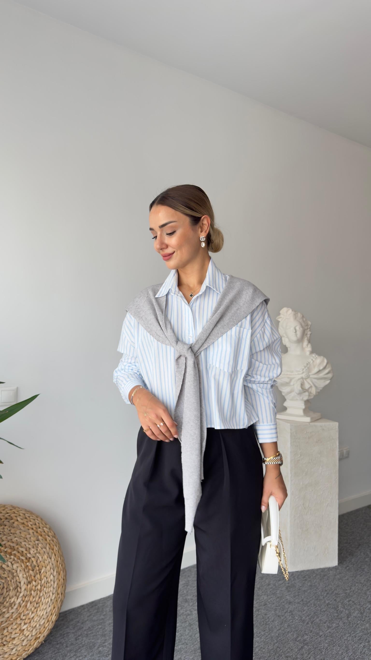 Triko Parça Detaylı Mavi Çizgili Gömlek