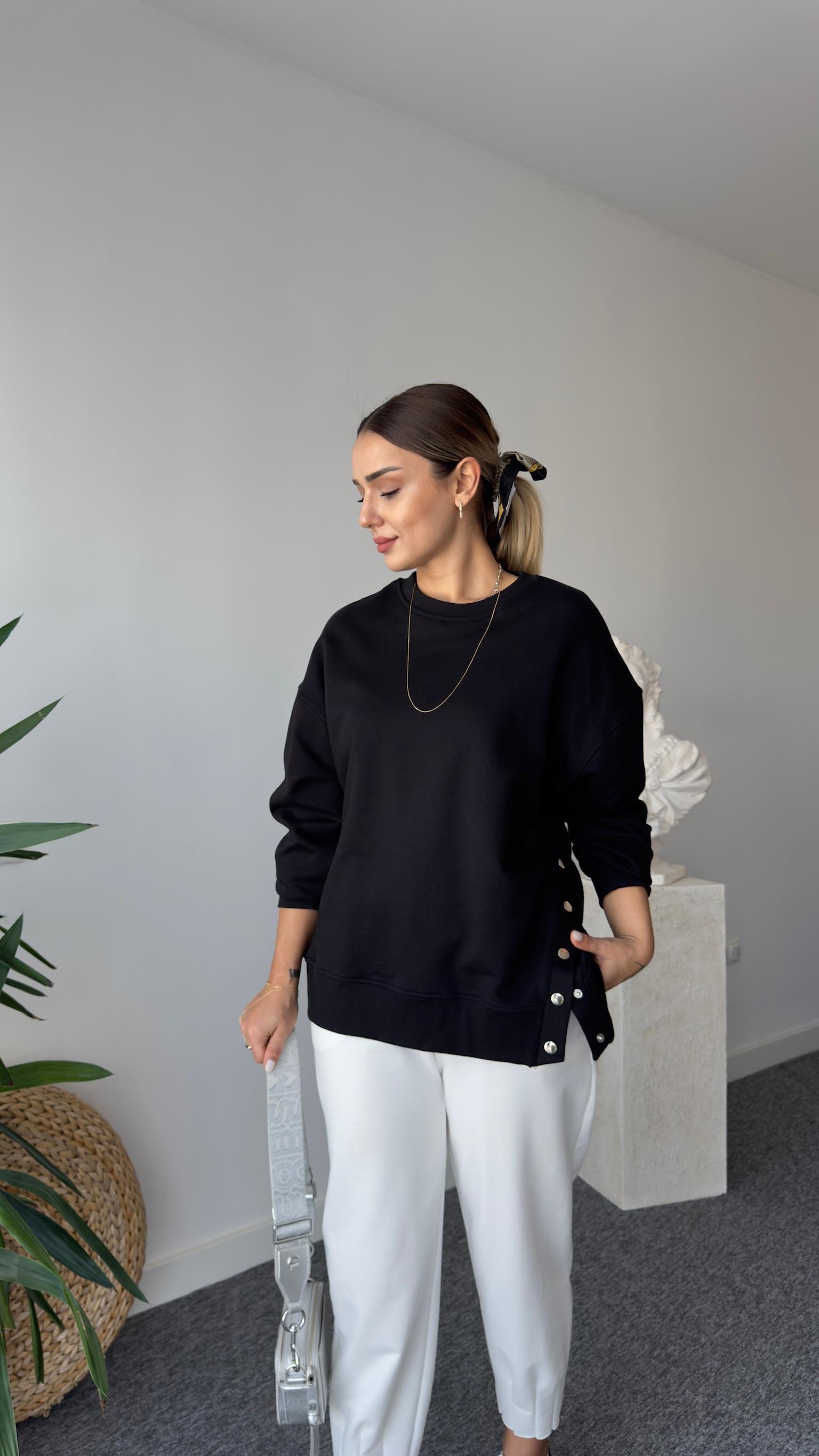 Risan Yanı Çıtçıtlı Siyah Sweatshirt