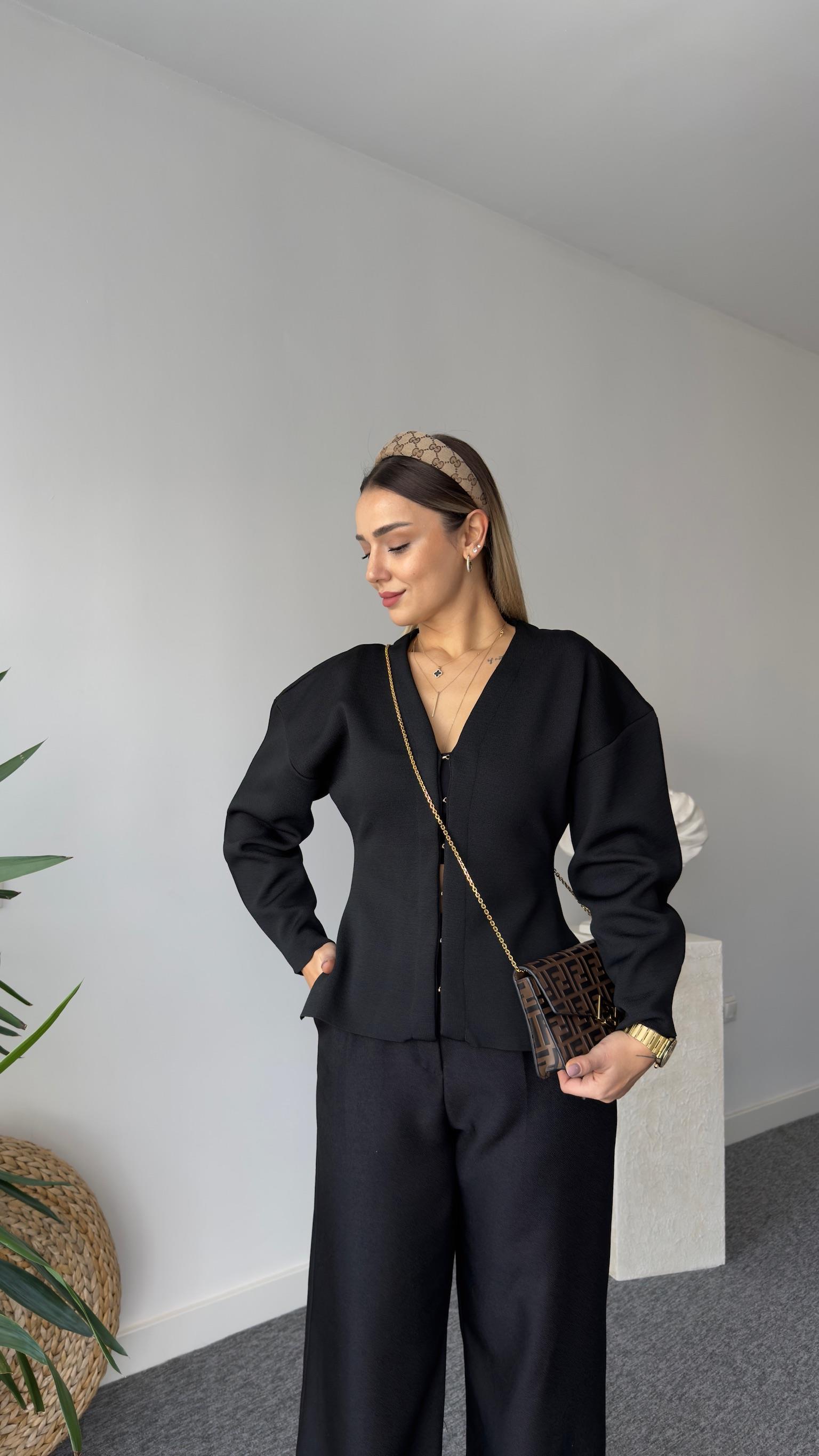 Zra Model Agraflı Siyah Triko Ceket