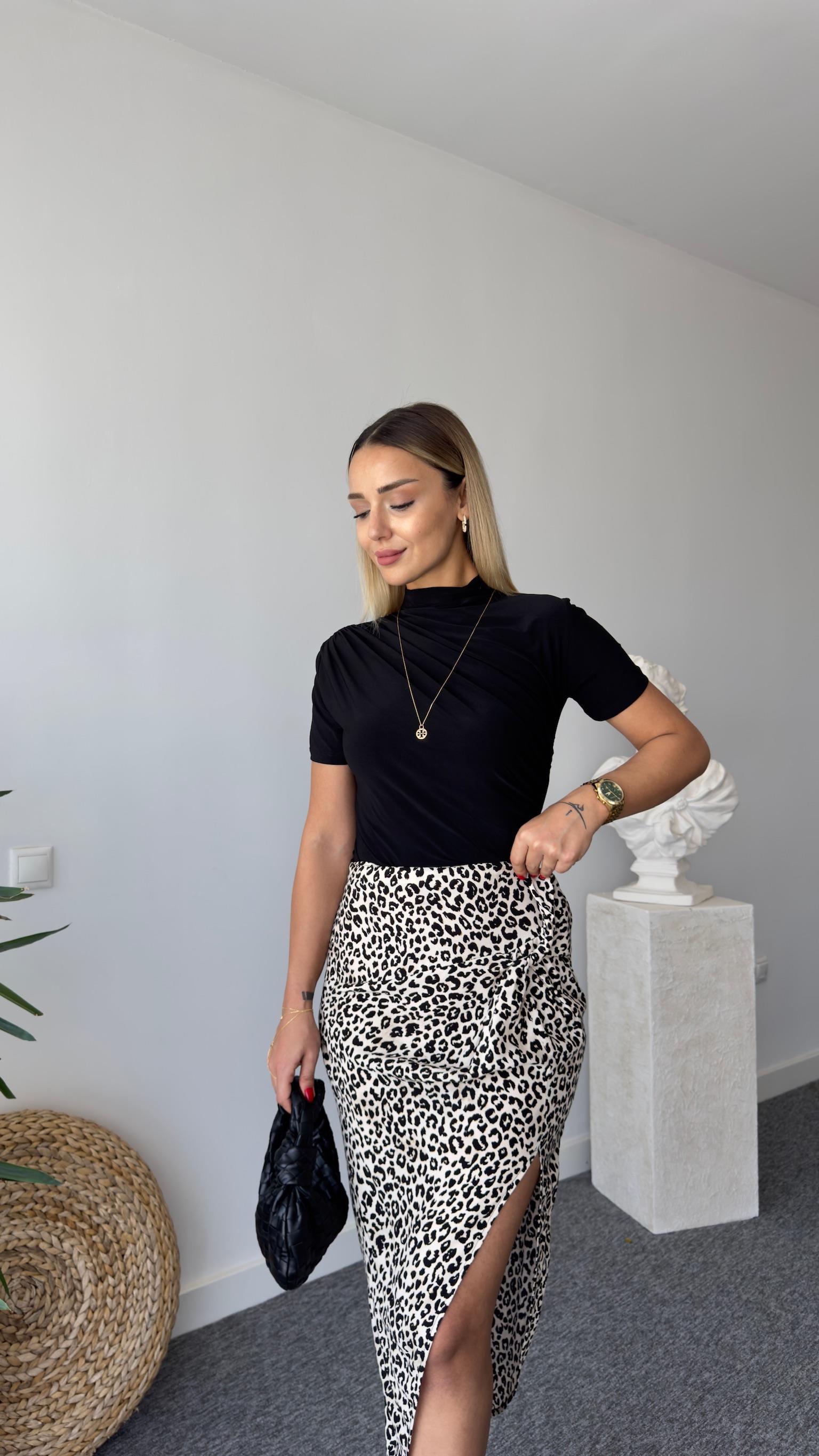 Kısa Kol Büzgülü Siyah Bluz