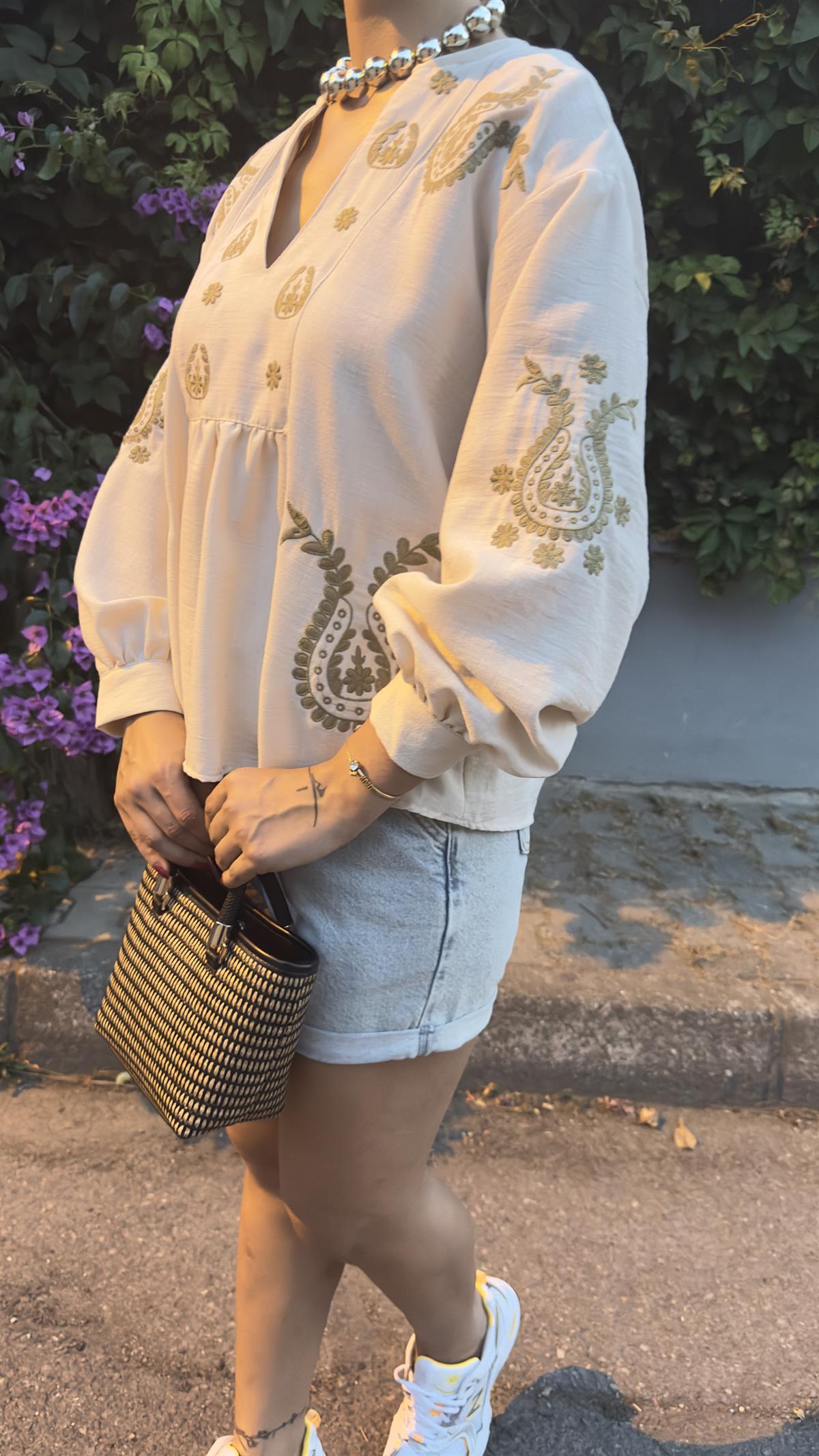 Riper İşlemeli Bej Keten Bluz 