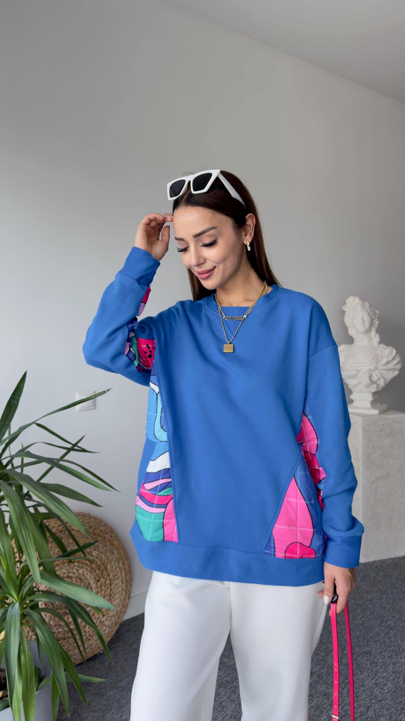 Cepleri Renkli Mavi Sweatshirt